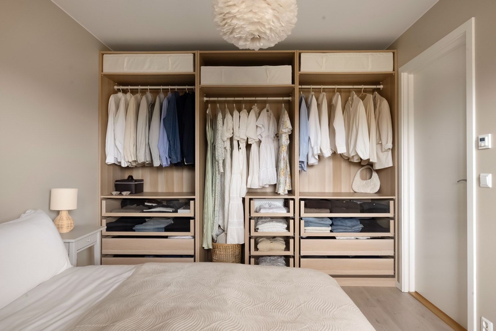 En stor garderobe gjør det enkelt å holde orden på tøyet. Galleribilde