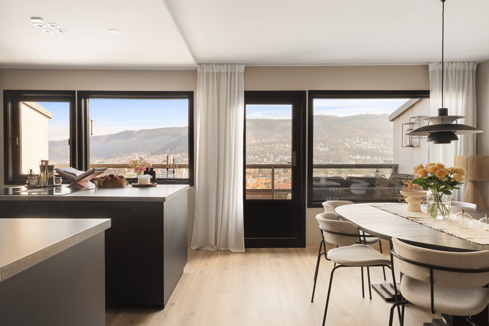 Fra stuen / kjøkkenet er det utgang til en altan på ca. 11 m² - et perfekt sted for morgenkaffen eller hyggelige kvelder. Galleribilde