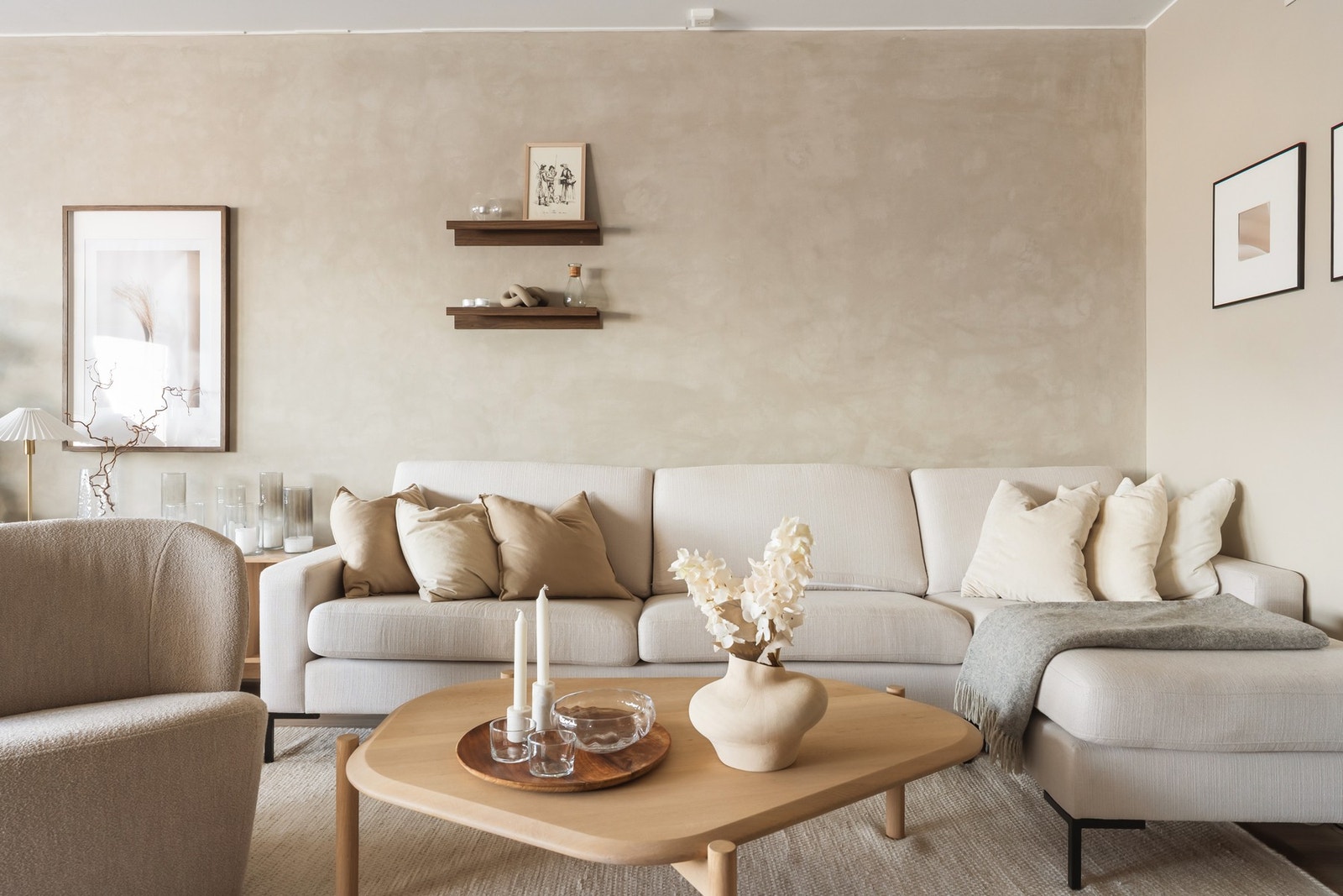 Her har du god plass til sofa, mediemøblement og en spisegruppe. Galleribilde