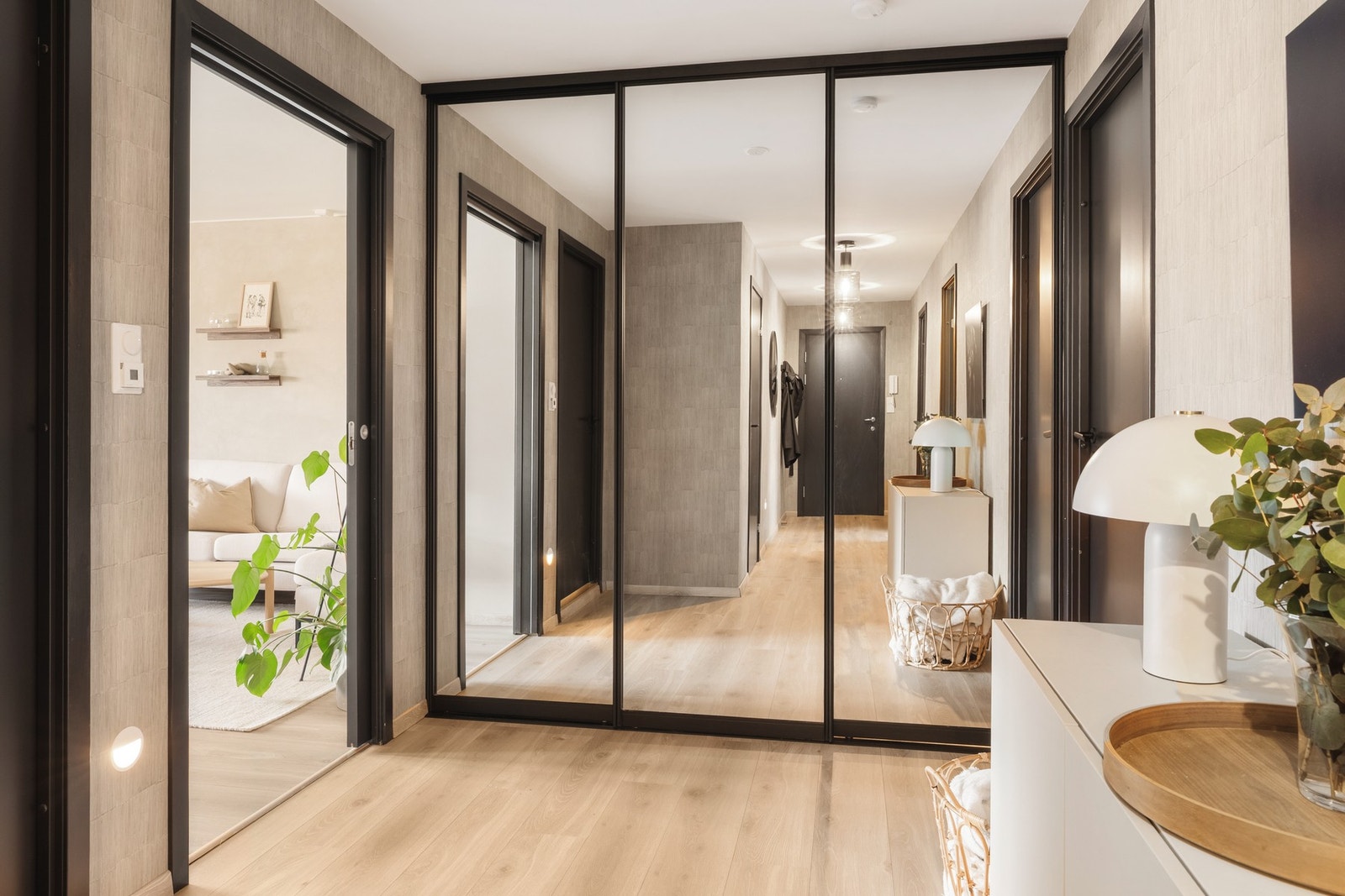 Du ønskes velkommen hjem av en romslig entré. Galleribilde