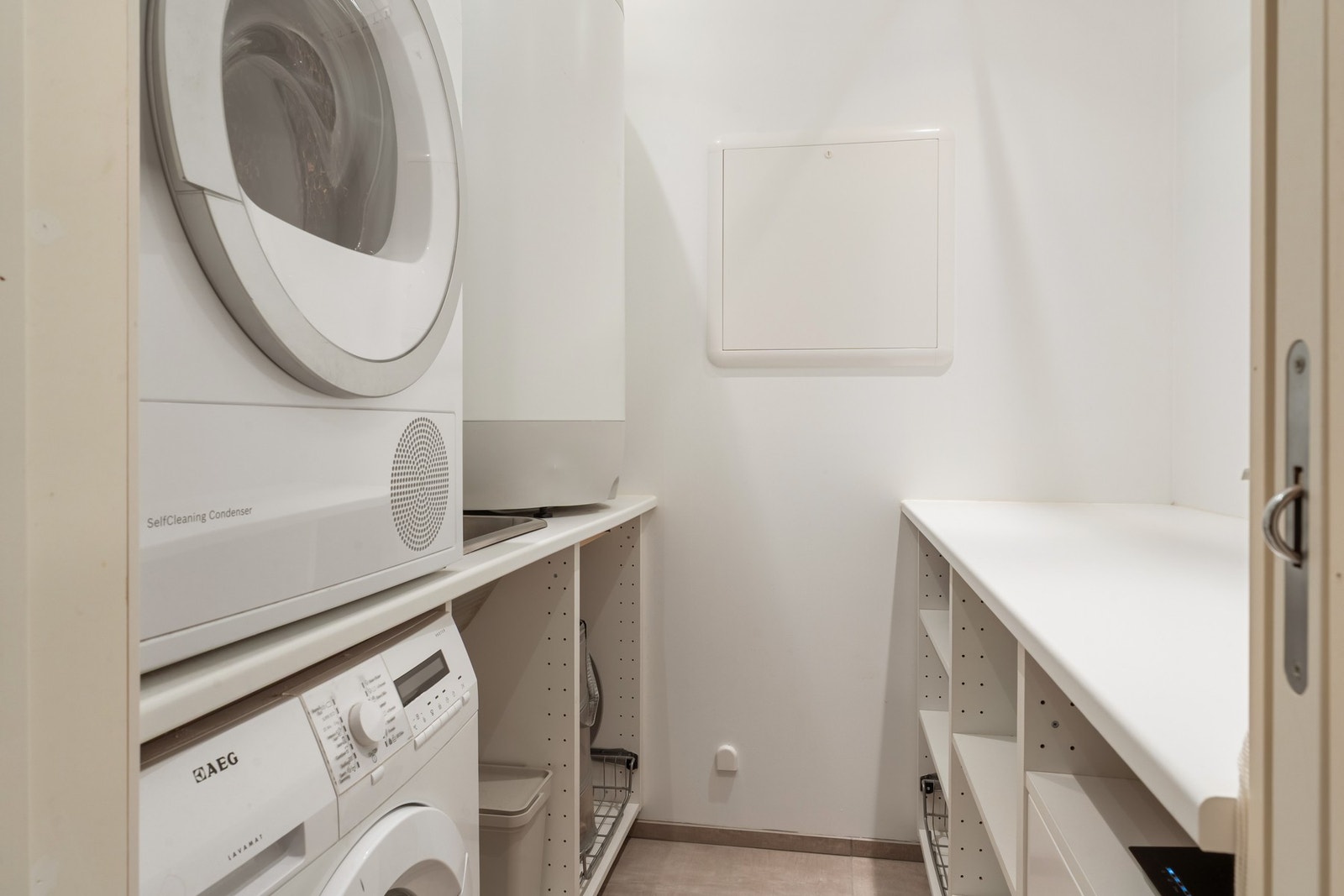 Med inngang fra badet, har du et eget vaskerom med opplegg for vaskemaskin og tørketrommel, varmtvannstank, samt benkeplass. Galleribilde