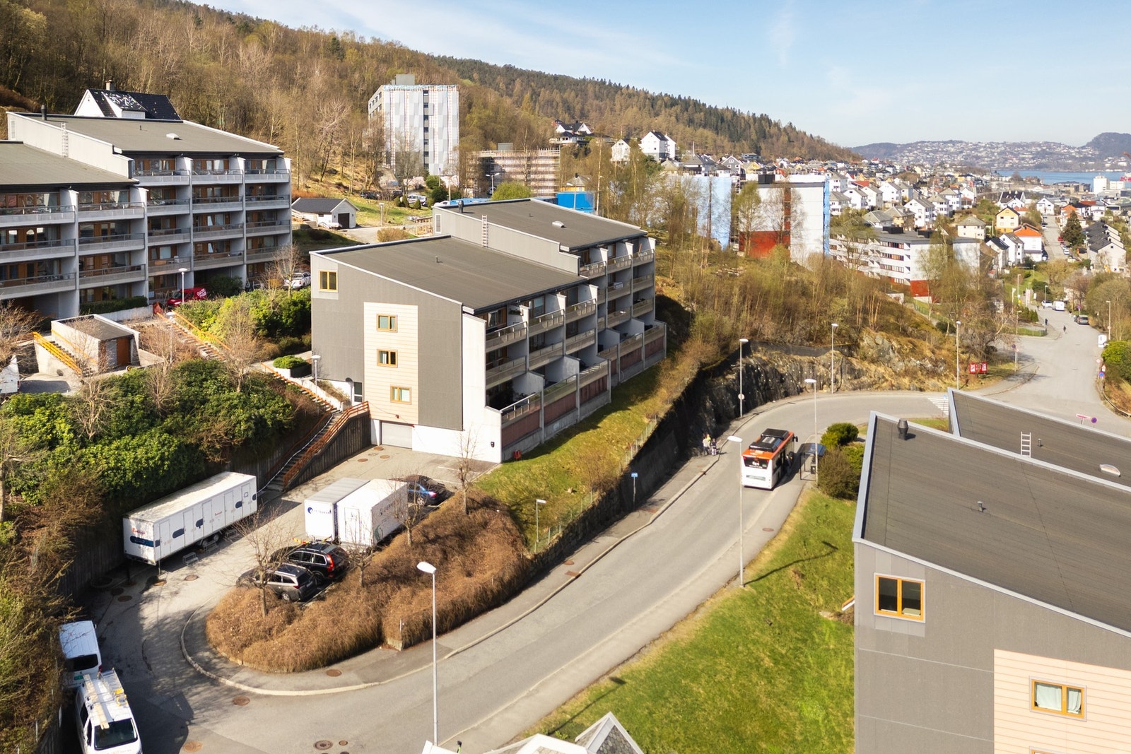 Her bor du like ved busstopp som tar deg inn til sentrumskjernen på kun få minutter. Galleribilde