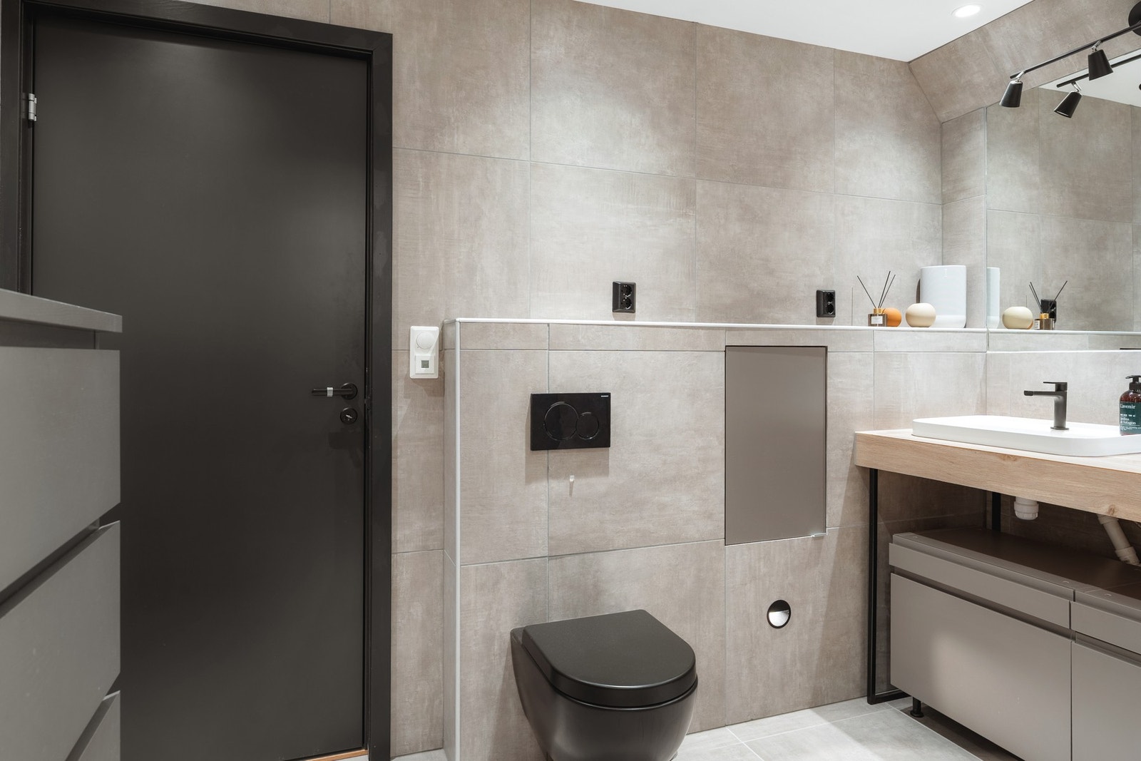 Badet er helfliset, har varme i gulv og er innredet med dusj, vegghengt toalett og vask med underskap. Galleribilde