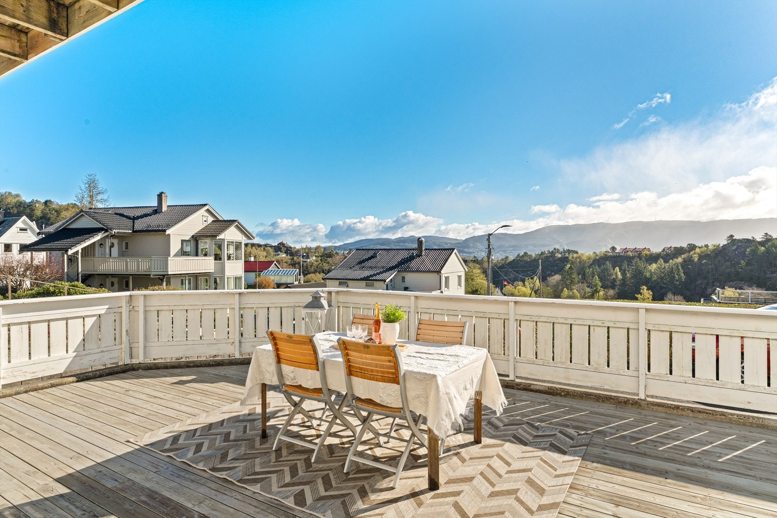 Romslig terrasse på boligens nedside, målt til hele 52 m². Galleribilde