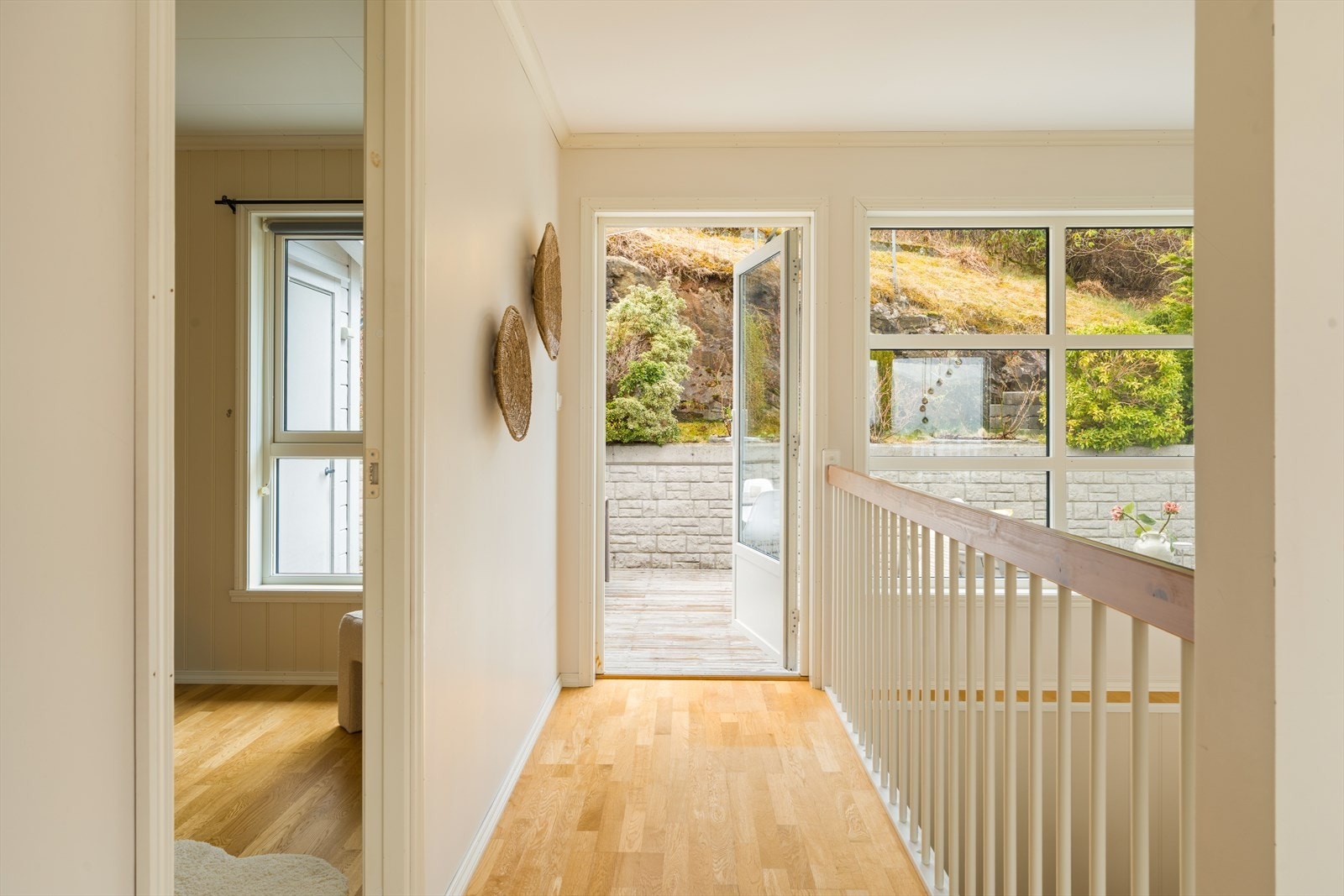 Skjermet terrasse på baksiden av boligen. Galleribilde