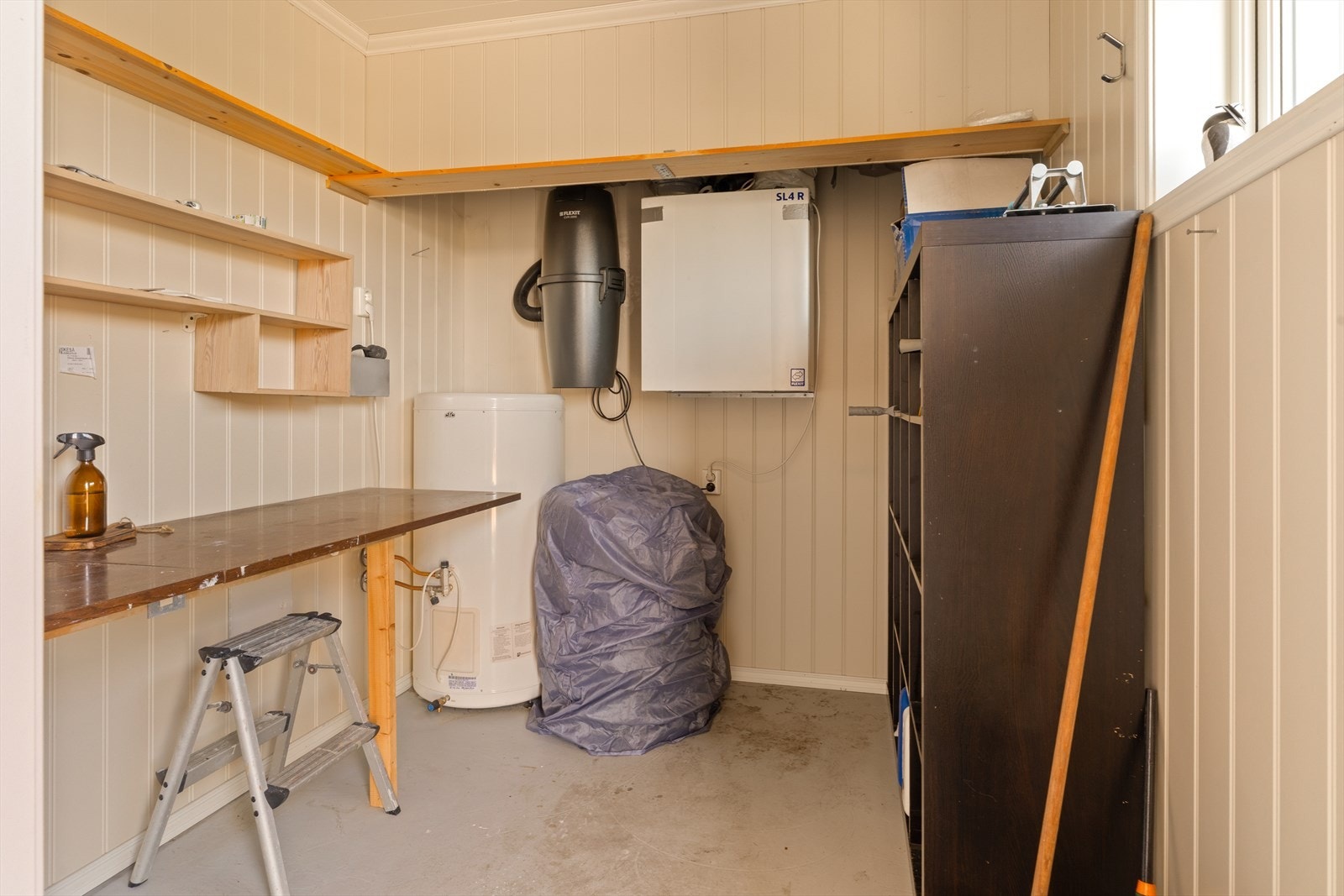 Ekstern bod på ca. 6,2 m² ved inngangspartiet med snekkerbenk og gode lagringsmuligheter. Galleribilde