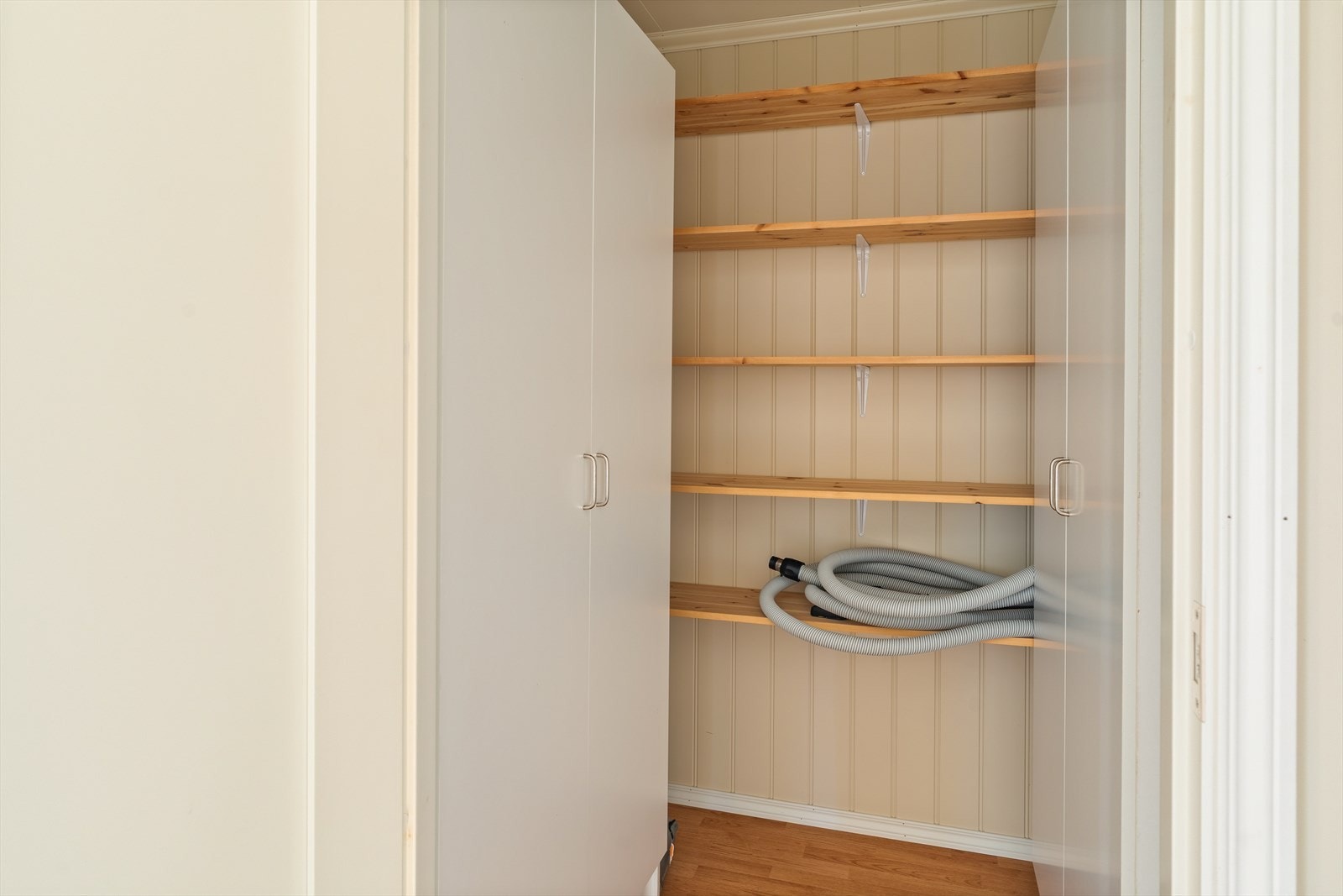 For ytterligere lagringsplass finner du en innvendig bod målt til 3.2 m². Galleribilde