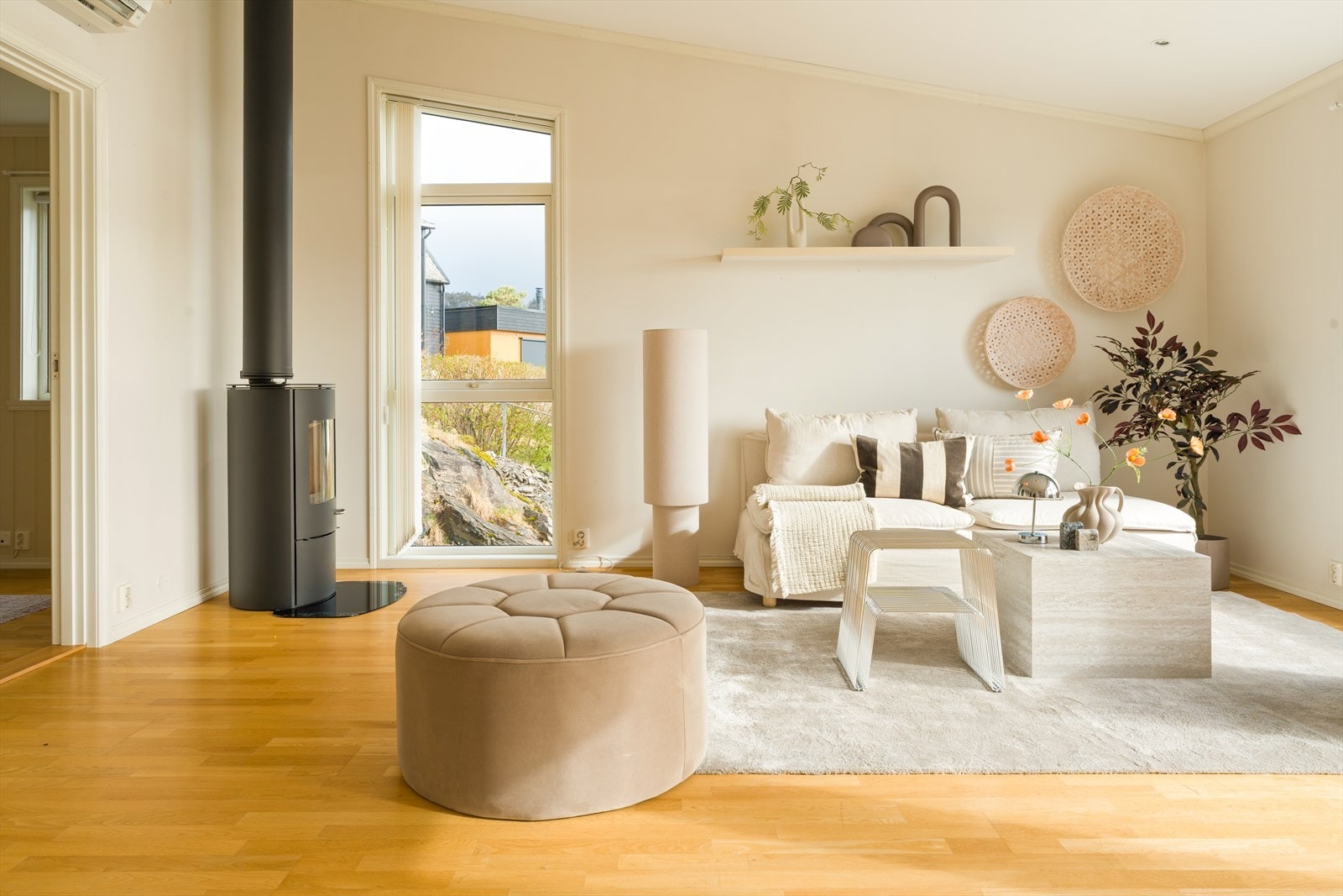 Romslig stue/kjøkken (54,5 m²) med fleksible møbleringsmuligheter. Galleribilde