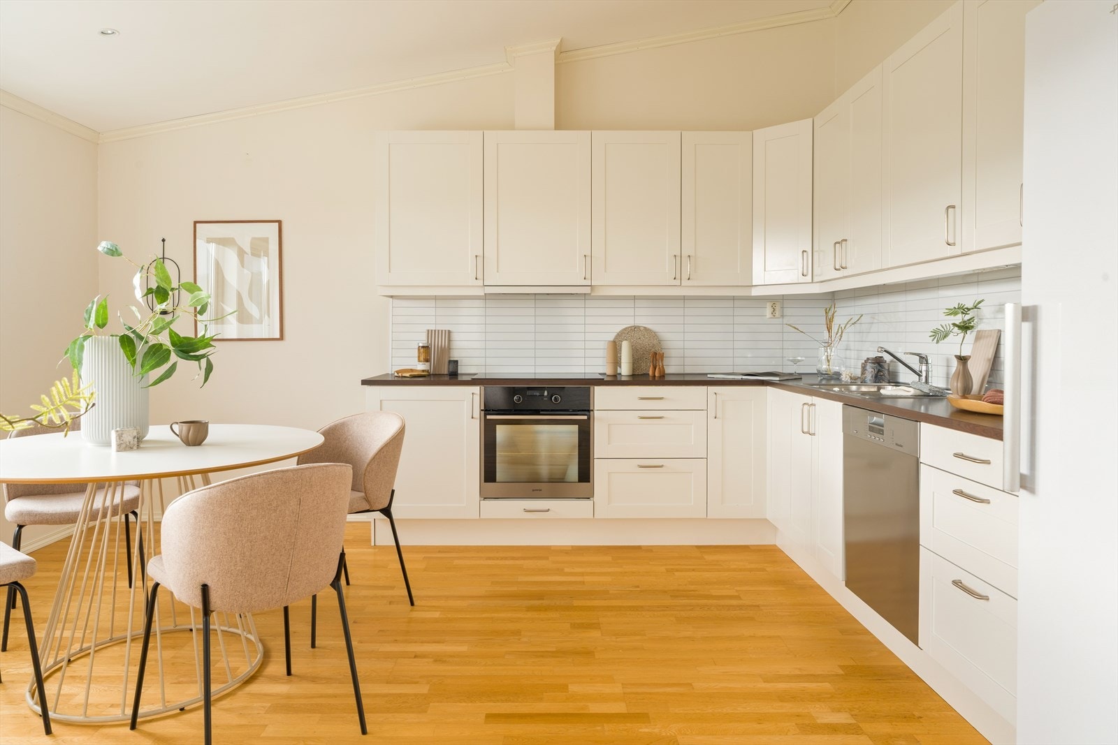 Kjøkken fra Sigdal med klassiske profilerte fronter og slitesterk laminat benkeplate. Galleribilde