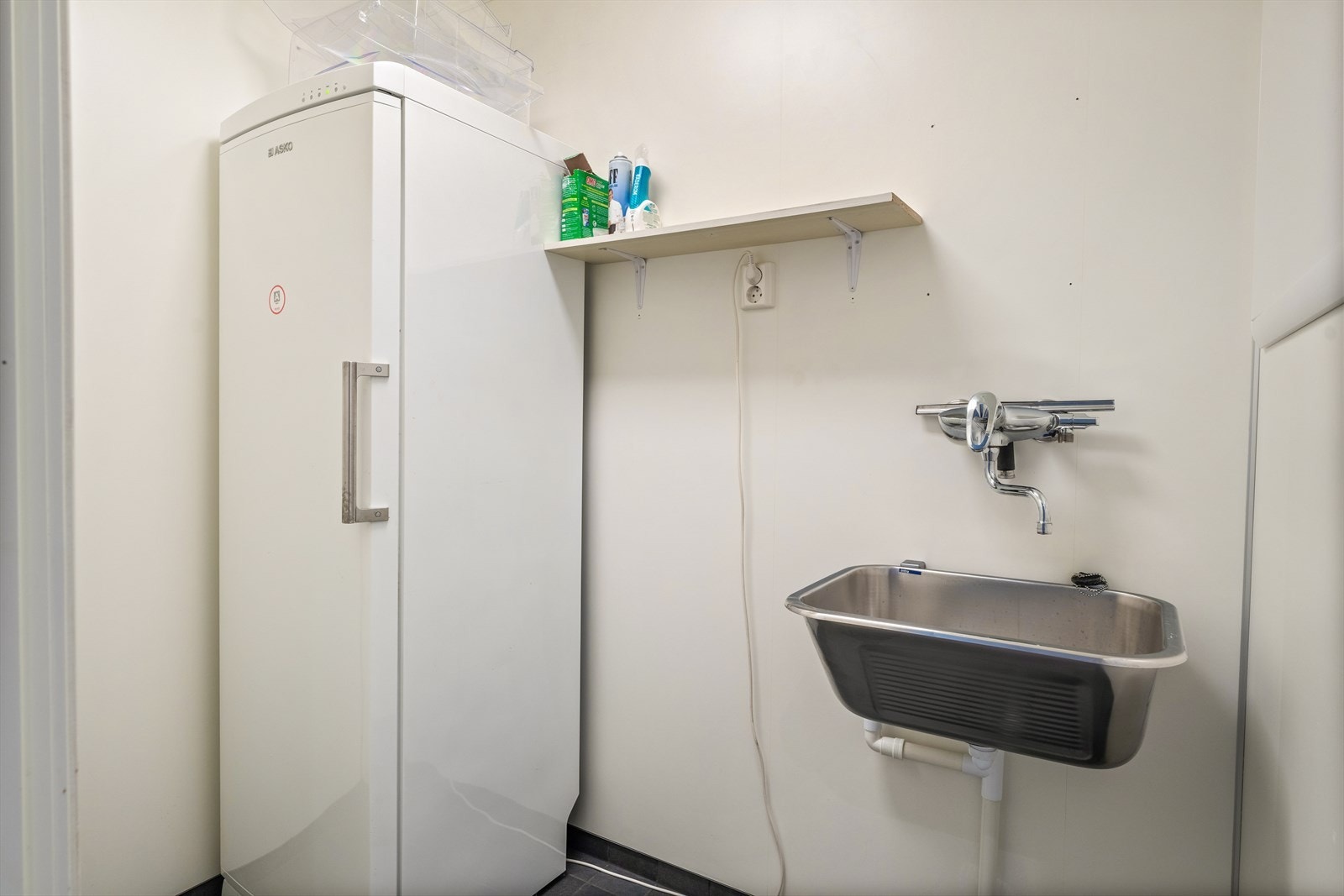 Rommet har varmekabler i gulv som gir gode tørkeforhold, og er utstyrt med skyllekar og opplegg for vaskemaskin. Ventilasjon via balansert anlegg. Galleribilde