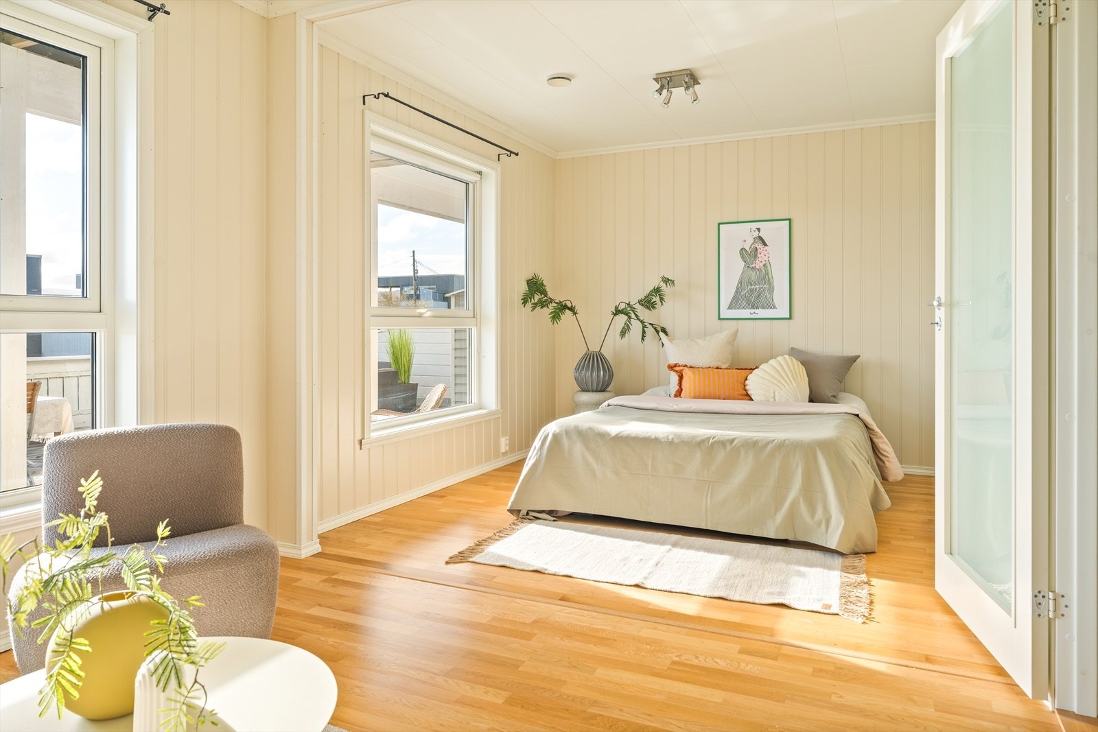 Nåværende eier har i sin eiertid fjernet en lettvegg mellom to opprinnelige soverom for å etablere ett større rom. Galleribilde