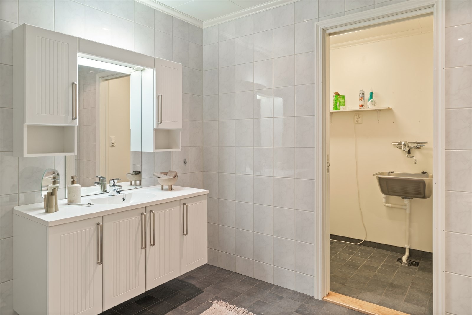Fra badet har du adkomst til et praktisk vaskerom på ca. 2,8 m². Galleribilde