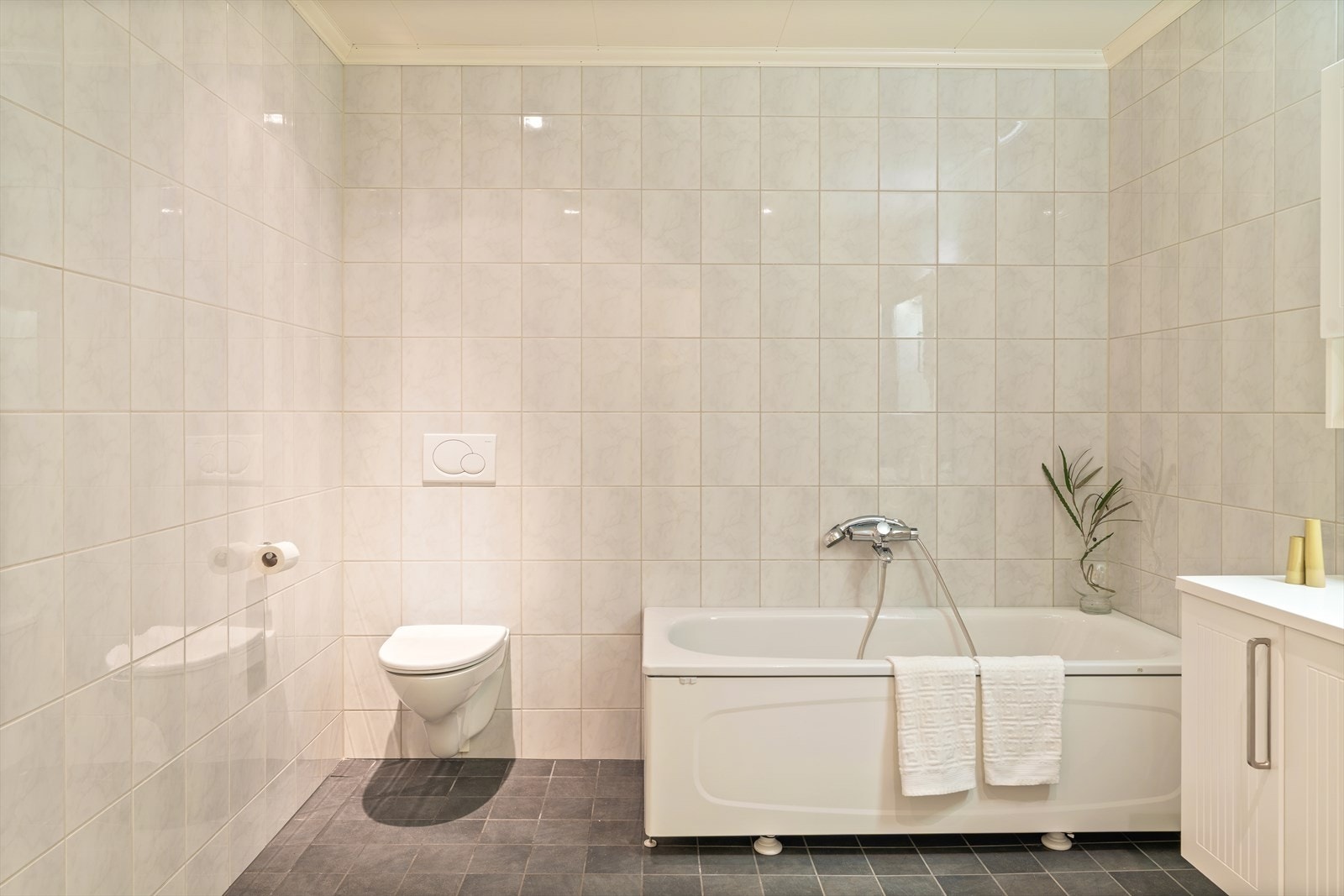 Badet har elektriske varmekabler som gir god komfort. Galleribilde