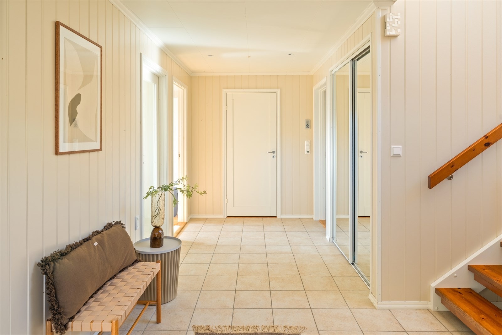 Gode oppbevaringsmuligheter for sko og yttertøy, samt praktisk skyvedørsgarderobe. Galleribilde