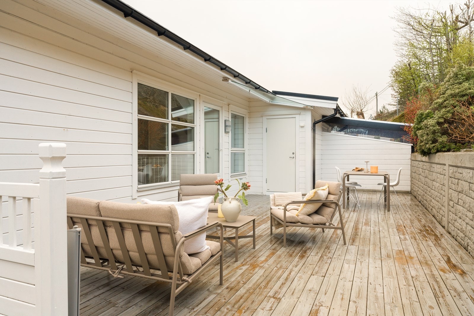 Terrasse på ca. 45 m² med utgang fra stue/kjøkken og enkel adkomst fra uteområde. Galleribilde