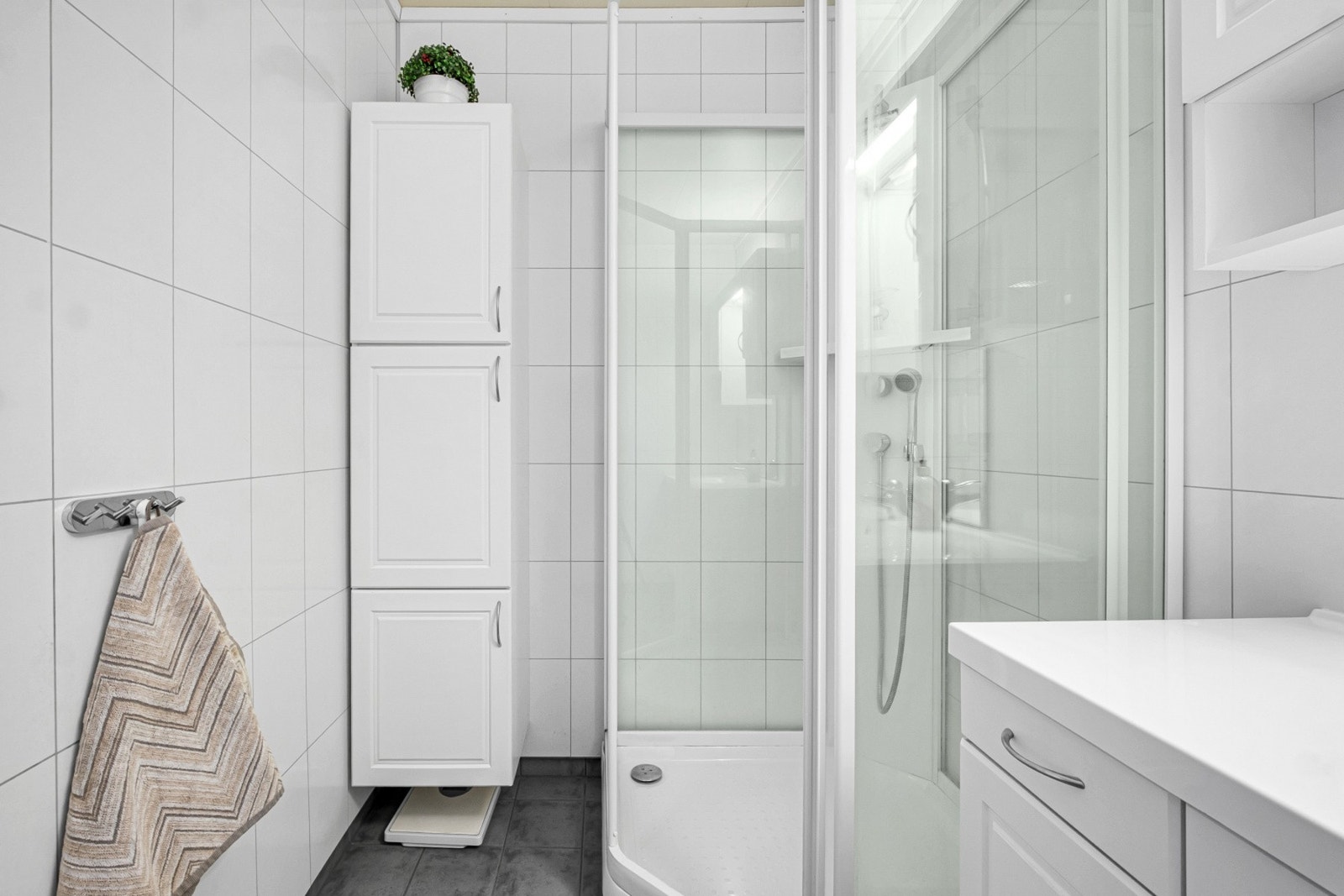 Badet har flislagt gulv med varmekabler. Galleribilde