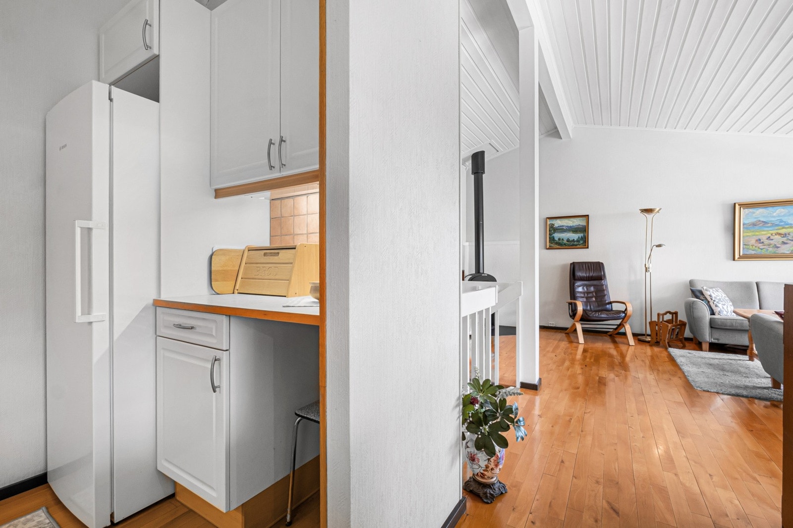 Det er kjøkkenventilator med avtrekk ut. Galleribilde