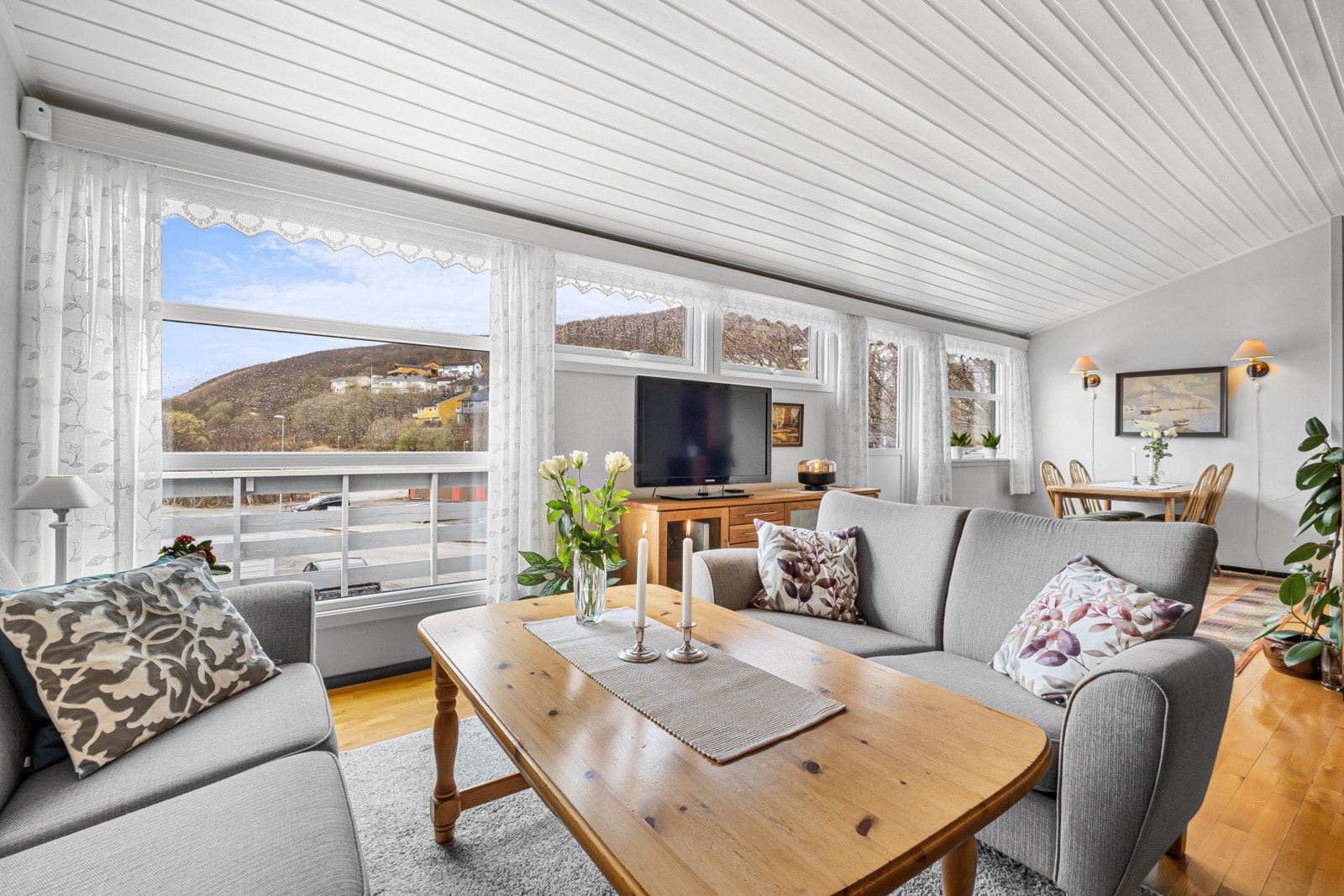 Velkommen til Føllveien 8 - et innbydende rekkehus med attraktiv endeplassering. (Foto: Mamor Boligstyling AS) Galleribilde