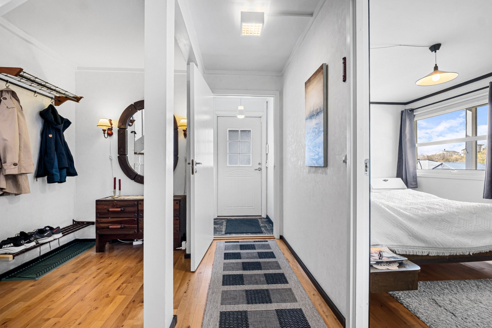 Velkommen inn- lys og innbydende gang med god plass til oppbevaring av yttertøy og sko. Galleribilde