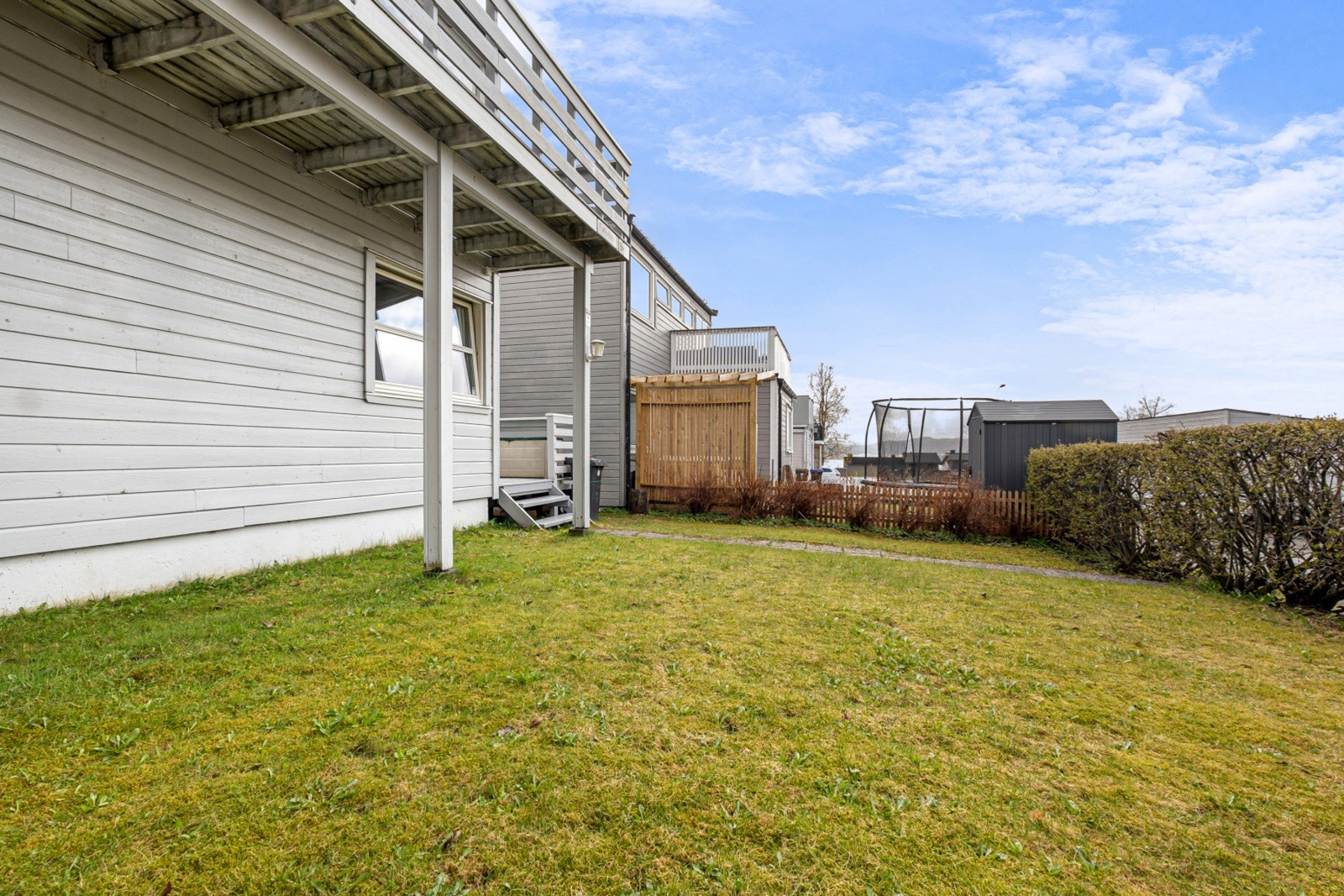 I tillegg disponerer boligen en romslig hage med gode bruksmuligheter. Galleribilde