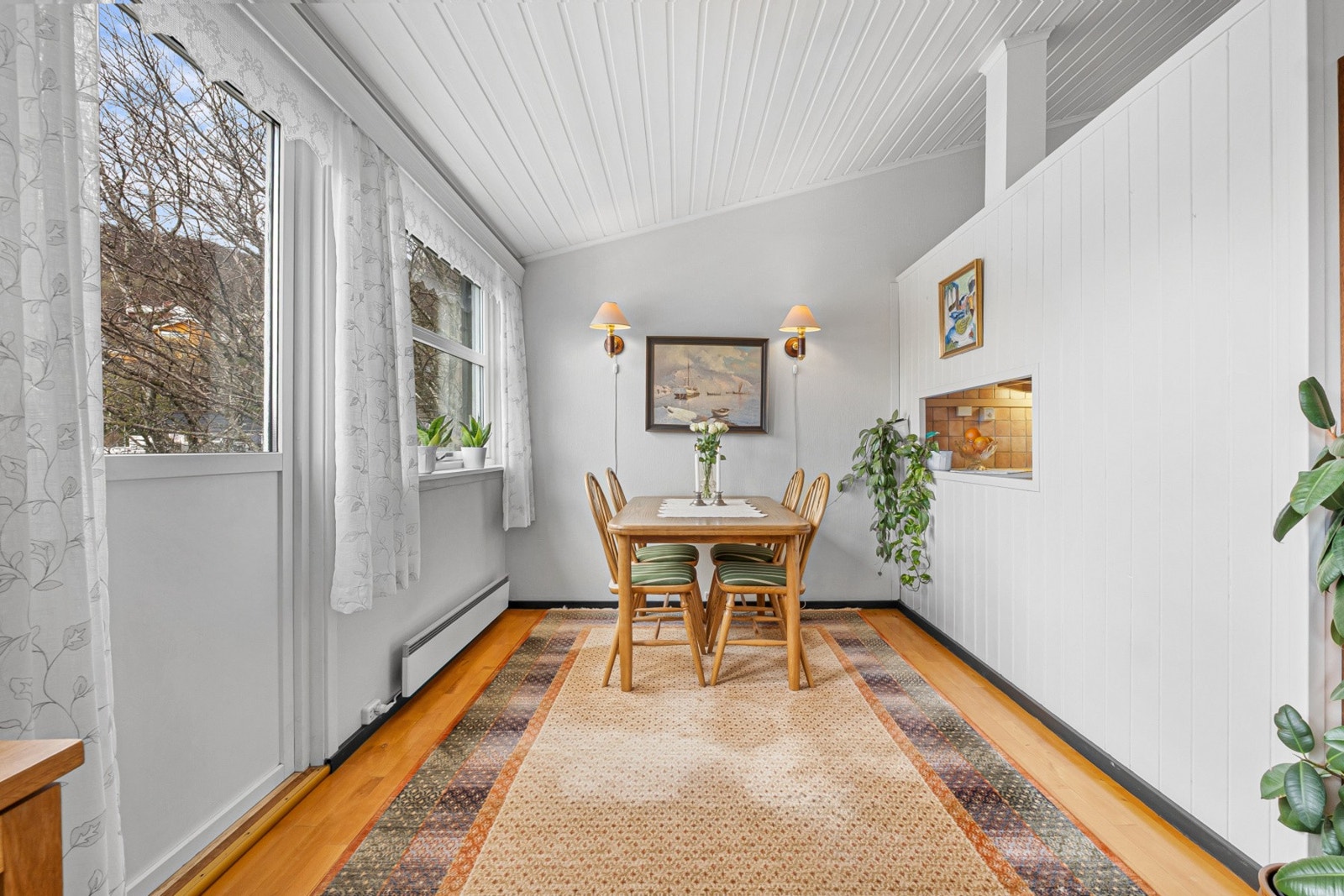 Romslig spisegruppe legger til rette for hyggelige middager med familie og venner. Galleribilde