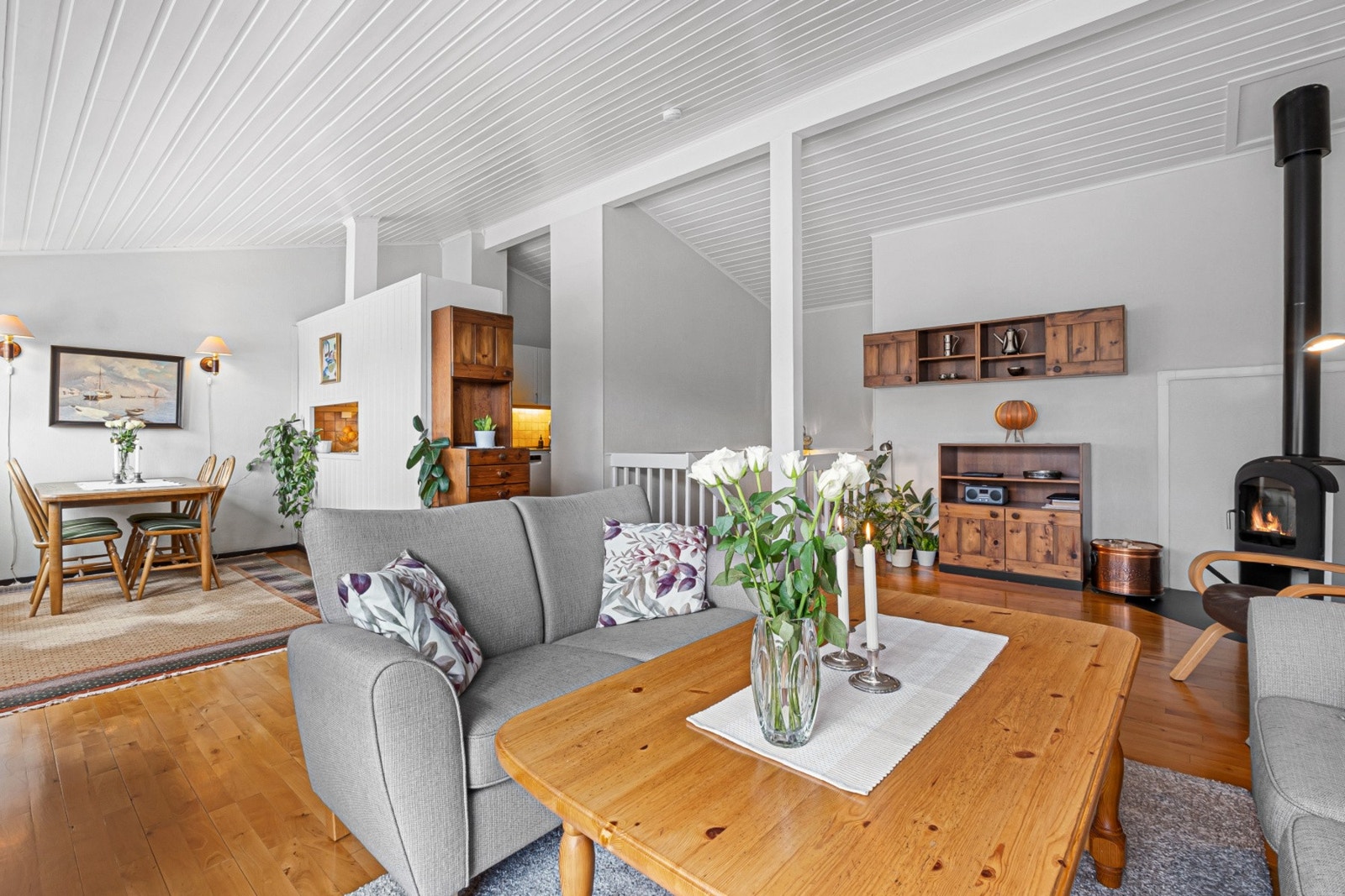 Det er etablert vedovn som bidrar til effektiv oppvarming, samt hygge. Galleribilde
