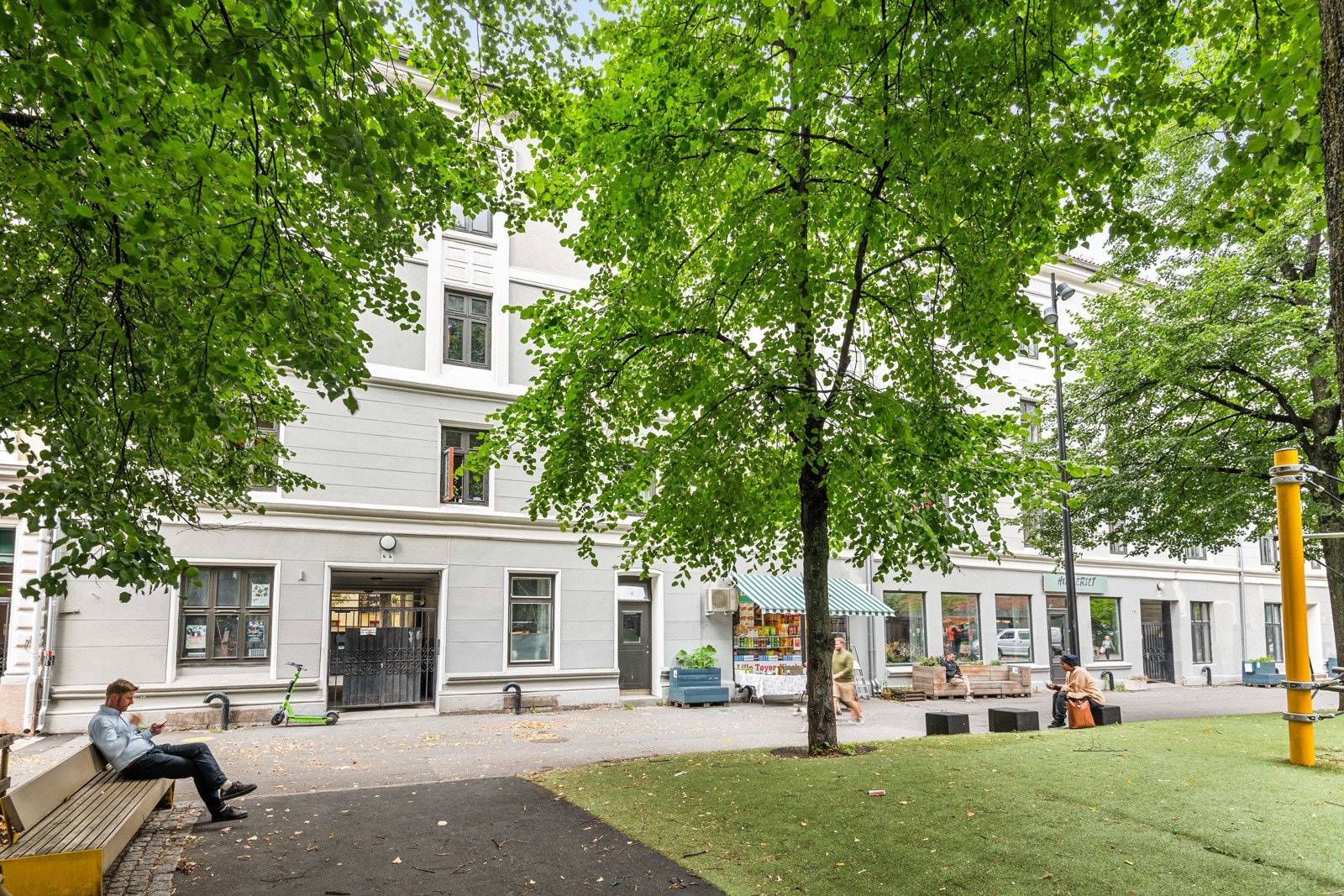 Leiligheten har en meget sentral og attraktiv beliggenhet i stille og rolige gate rett ved Tøyen Torg. Av parker i nærområdet er det verdt å nevne Botanisk hage som kun ligger et steinkast unna. Her bor du sentralt, men fortsatt tilbaketrukket til! Galleribilde