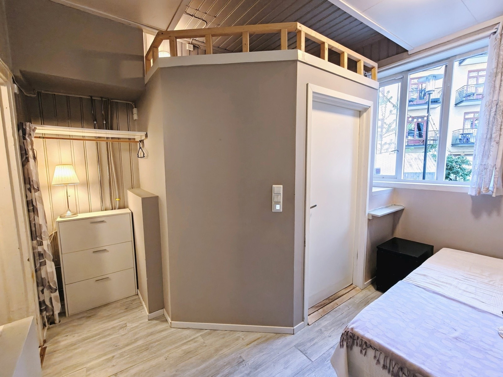 Leiligheten har et lyst soverom med enstavs laminat på gulv og malte overflater. På soverommet er det naturlig plass til dobbeltseng med tilhørende nattbord. Galleribilde