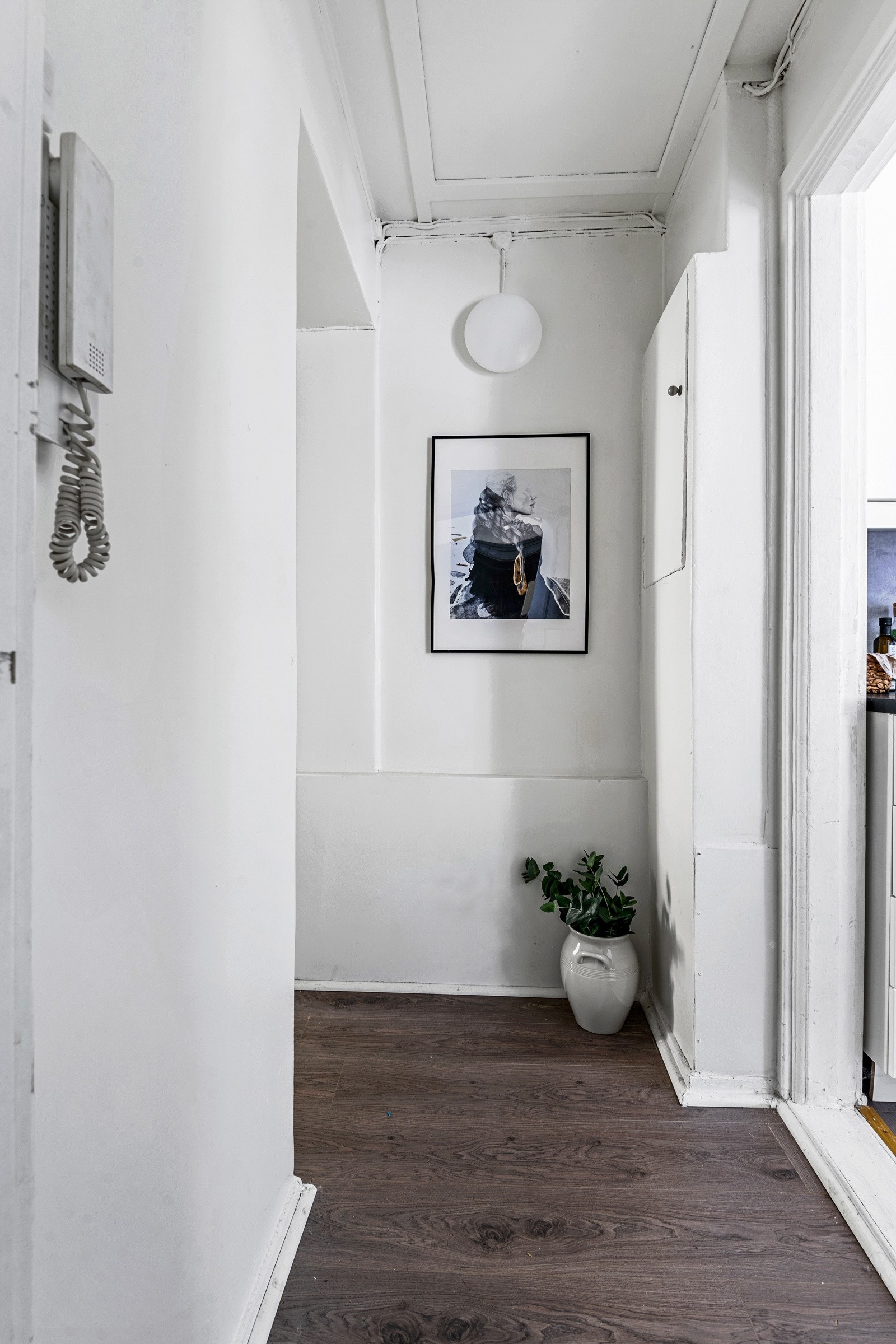 Du ønskes velkommen inn i en lys entré med plass til sko og oppheng av yttertøy. Entréen har enstavs laminat på gulv og lysmalte overflater. Galleribilde