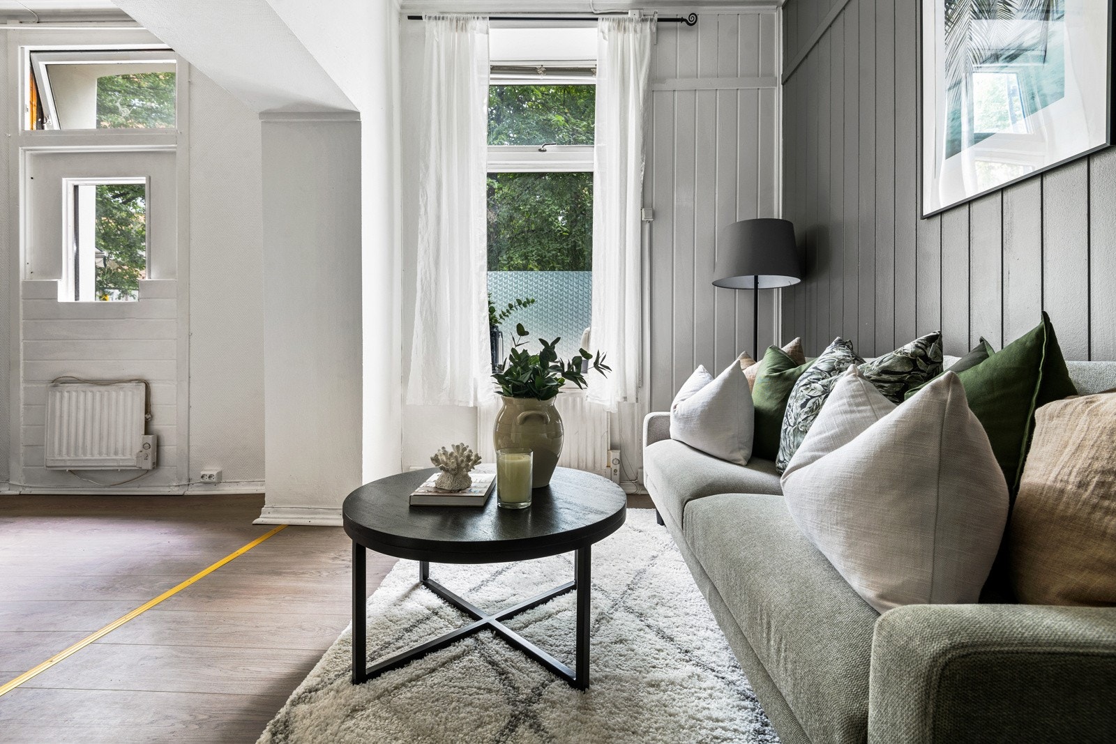 Den store vindusflaten slipper inn fint lys, og den brede vinduskarmen er perfekt for planter og dekor. Lysinnslippet sammen med den gode takhøyden på ca. 2,84 meter bidrar til en god og luftig romfølelse. Galleribilde