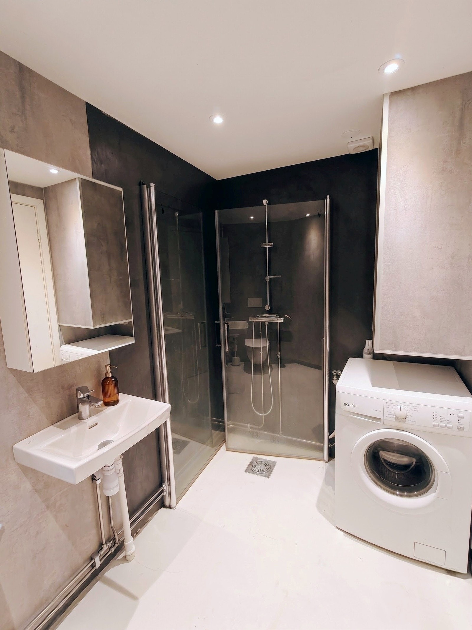Baderommet har fått TG3 i tilstandsrapporten og det må påregnes renovering av baderommet i nær fremtid for å gjøre badet fukt- og lekkasjesikkert. Galleribilde