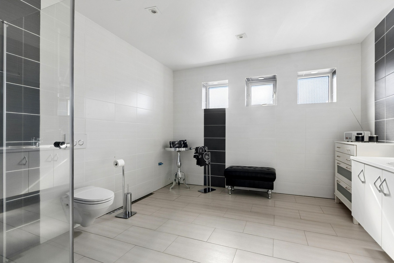 Badet i 1. etasje er flislagt på både vegger og gulv, med fliser i forskjellige farger på veggene for å skape en fin kontrast. Galleribilde