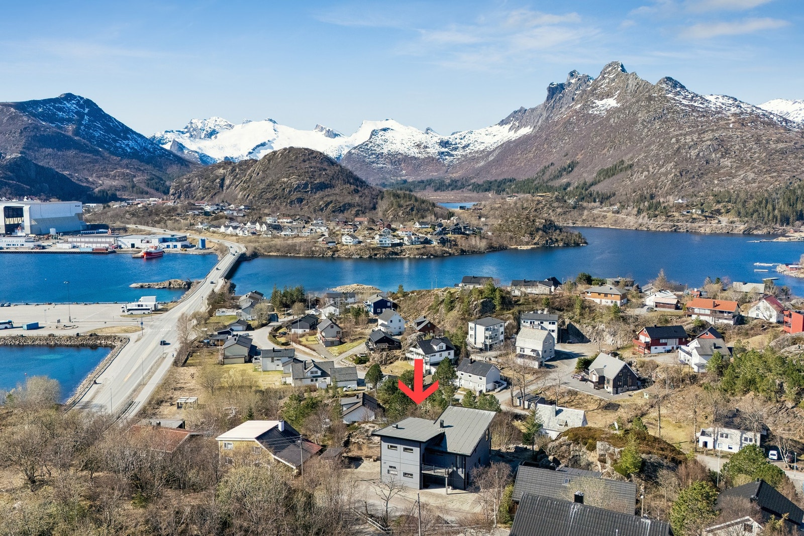 Velkommen til Nonshaugen 27 - Presentert av EiendomsMegler1 Svolvær. Foto: EFKT Galleribilde