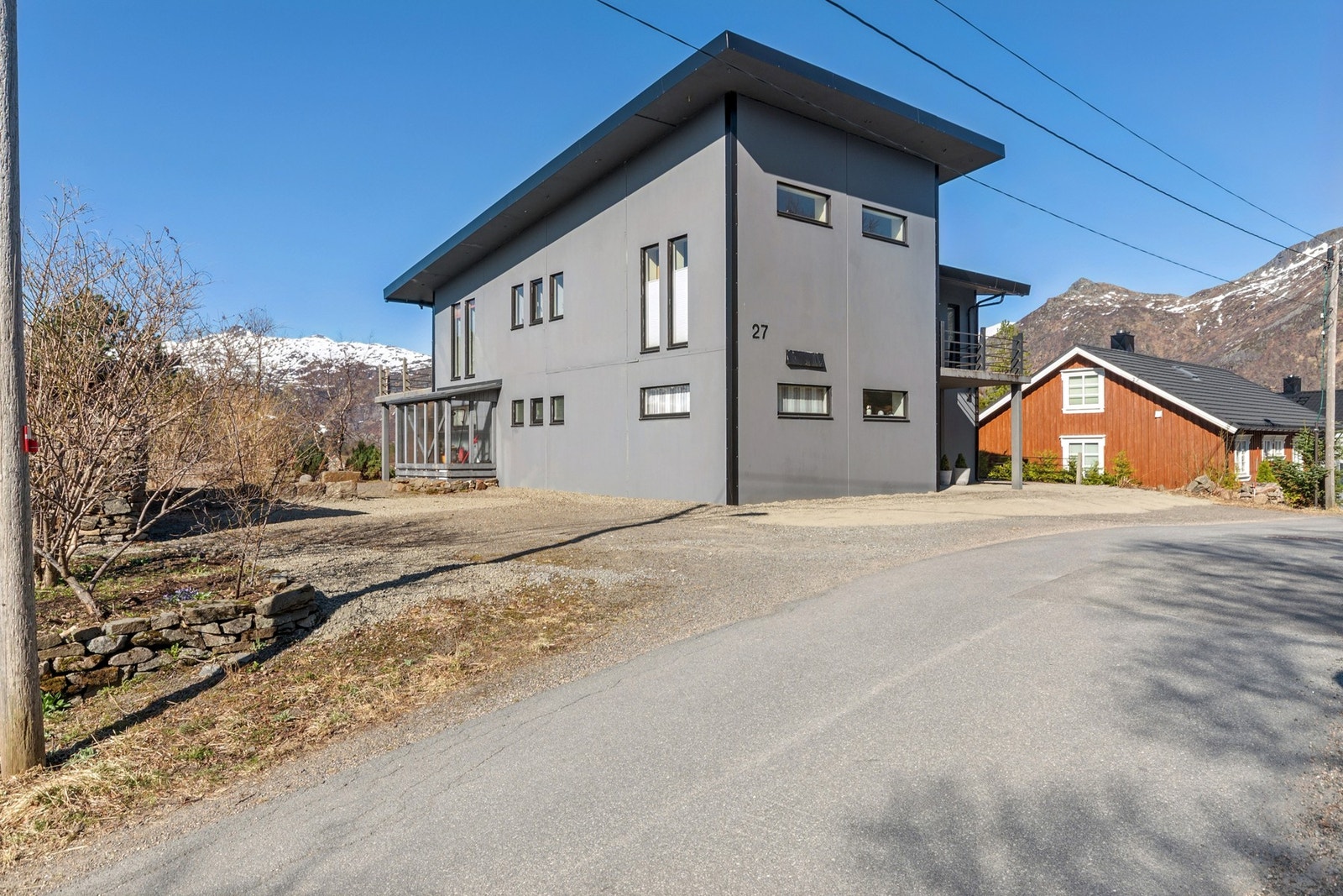 Eiendommen ligger i et veletablert boligområdet med kort avstand til barnehage, skoler og Svolvær sentrum. Galleribilde