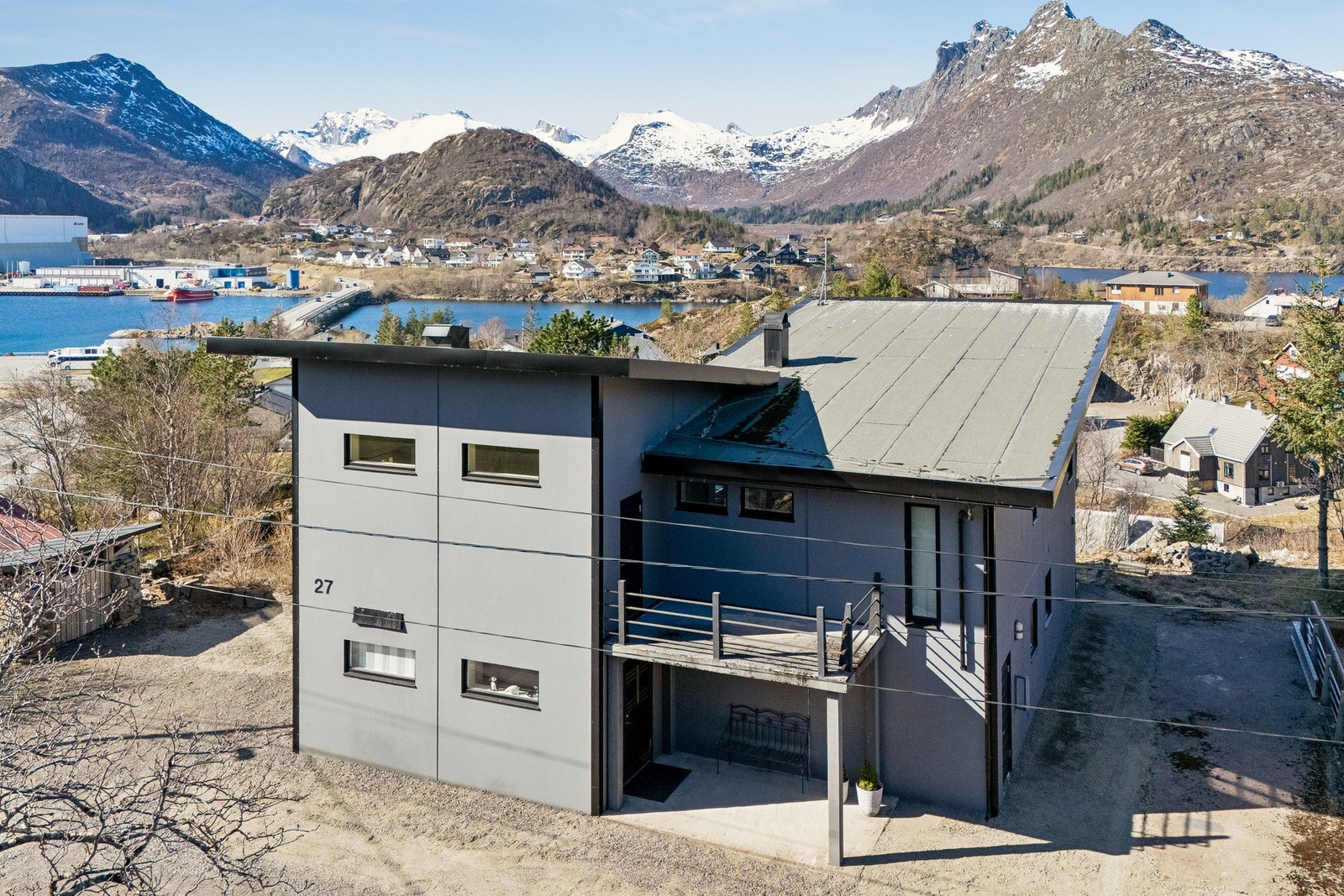 Svolvær byr på kaféer, galleri, butikker, kjøpesenter, kjedebutikker, kulturhus, svømmehall, idrettsanlegg og flyplass. Galleribilde