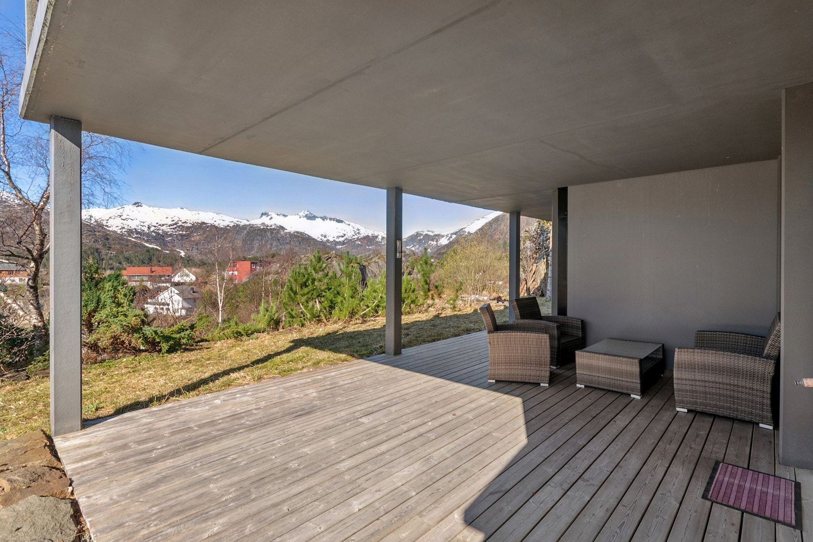 I 1.etasje er det en stor terrasse platting som strekker seg langs hele fremsiden av boligen, også her ifra får man en fin utsikt. Galleribilde