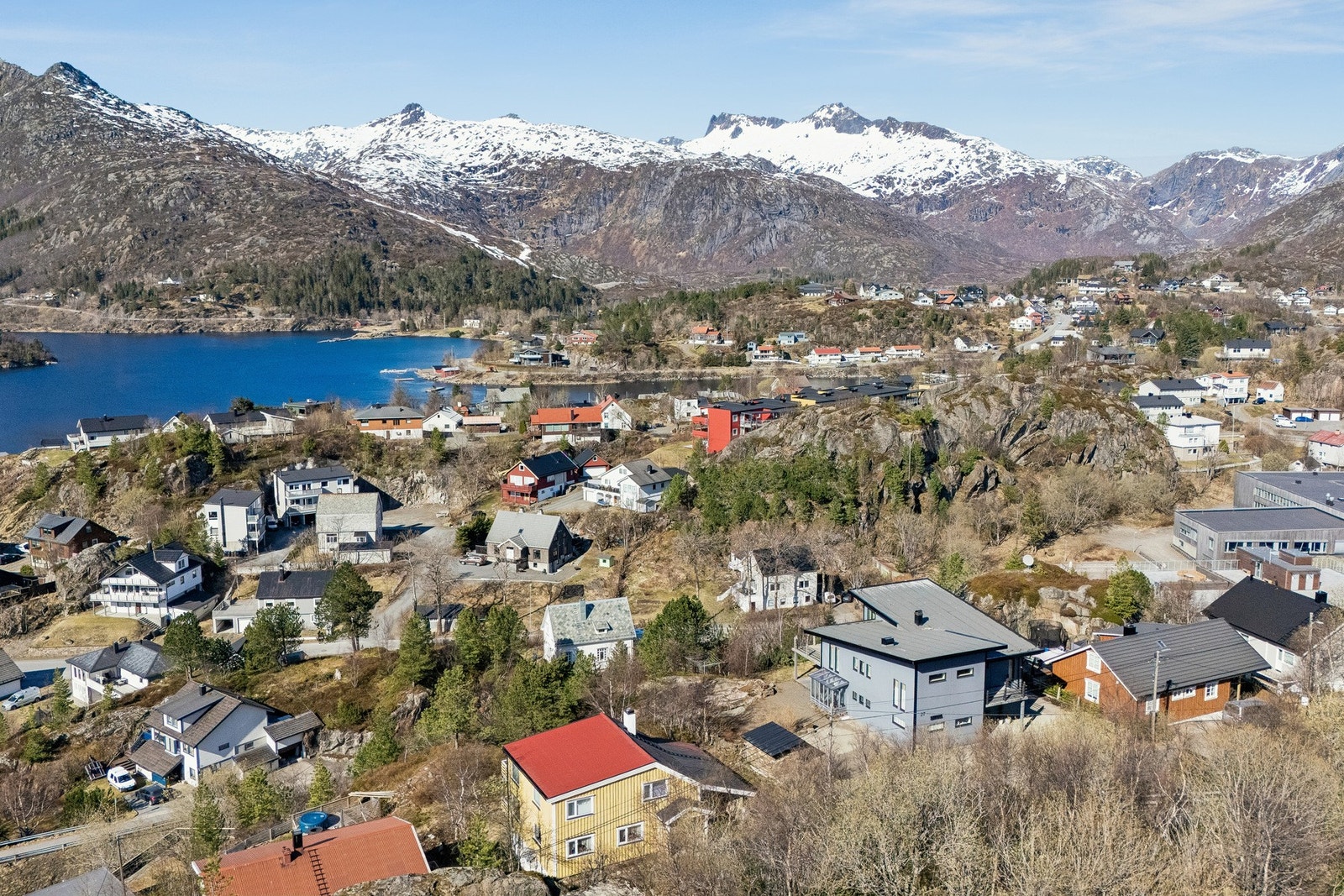 Området rundt er et eldorado for friluftsinteresserte med utallige fjellturer som man kan benytte seg av gjennom hele året, samt muligheter for padling, fiske, golf m.m. Galleribilde