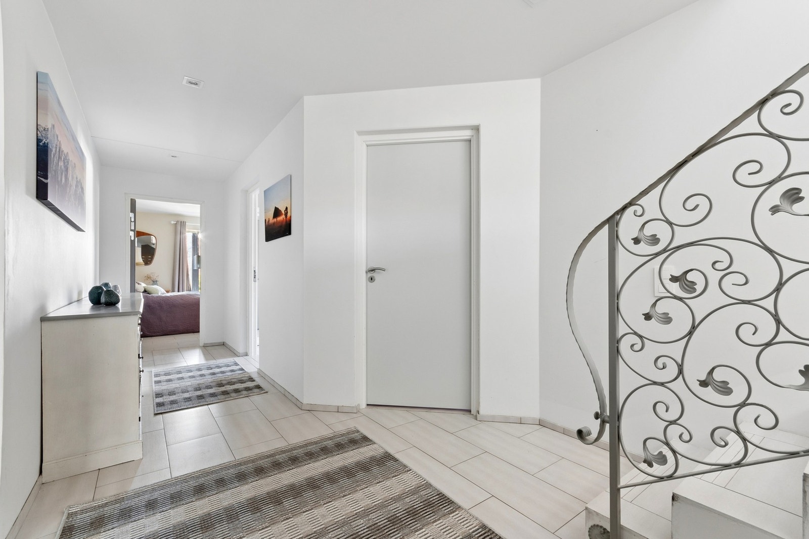 Boligen 1.etasje byr på 3 soverom, bad, vaskerom/teknisk rom og garderobe. Galleribilde