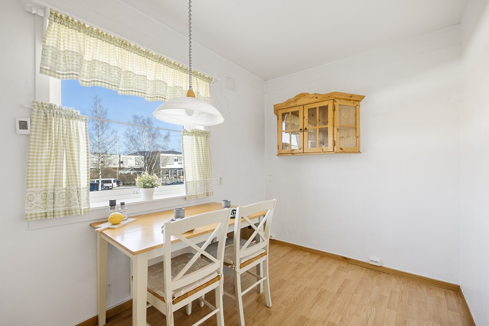 Hyggelig utsikt fra kjøkkenvindu og god plass til spisegruppe i egen del av kjøkkenet. Galleribilde
