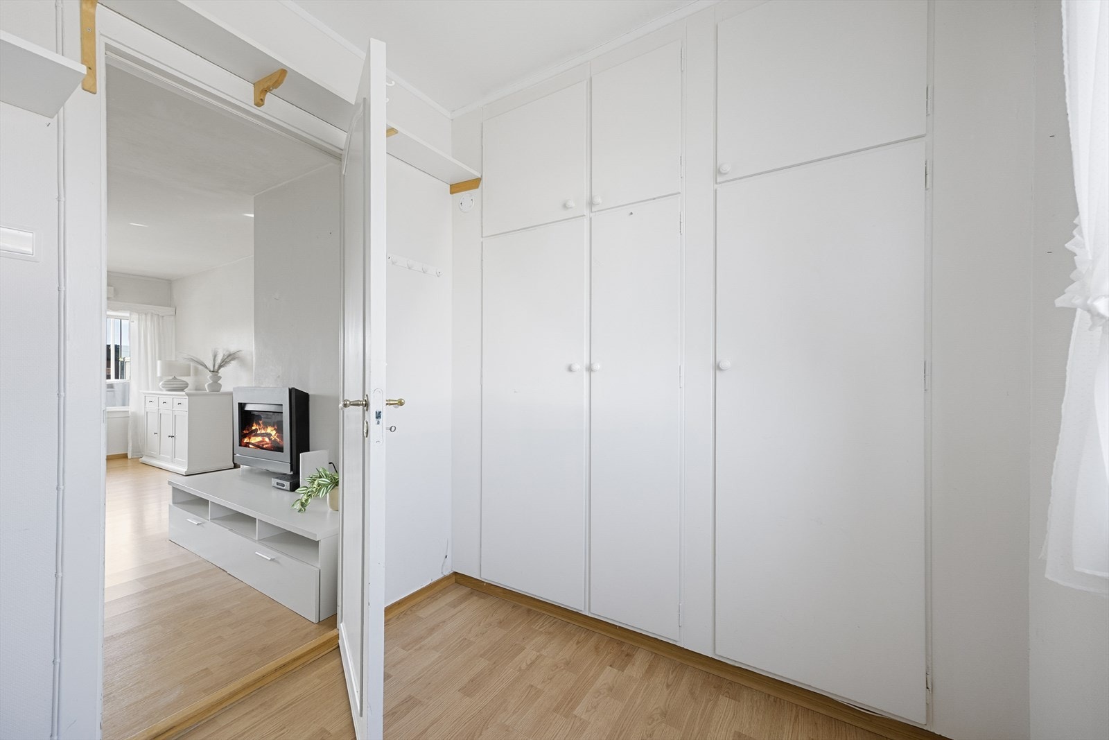 De to øvrige soverommene er romslige, med god plass til diverse soveromsmøblement. Soverommet med adkomst fra stue har plassbygd garderobeskap. Galleribilde