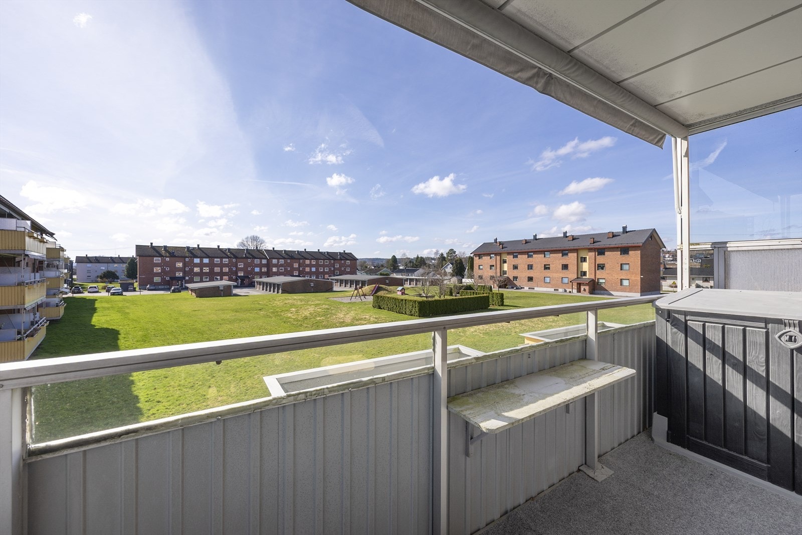 Balkongen er oppført i oppført i betong og stålkonstruksjoner med tilfarere og terrassebord samt uteteppe. Hyggelig utsikt over nærområdet! Galleribilde
