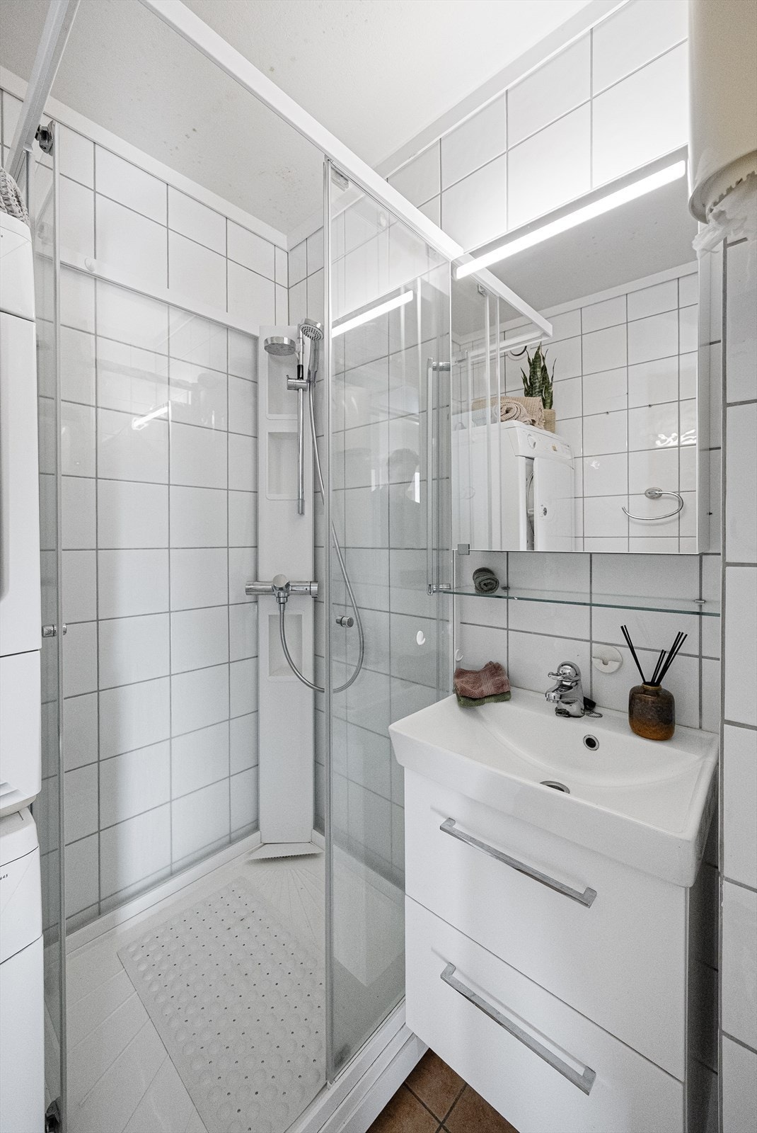 Badet er innredet med dusjkabinett og opplegg for vaskemaskin. Det er mekanisk avtrekk. Galleribilde