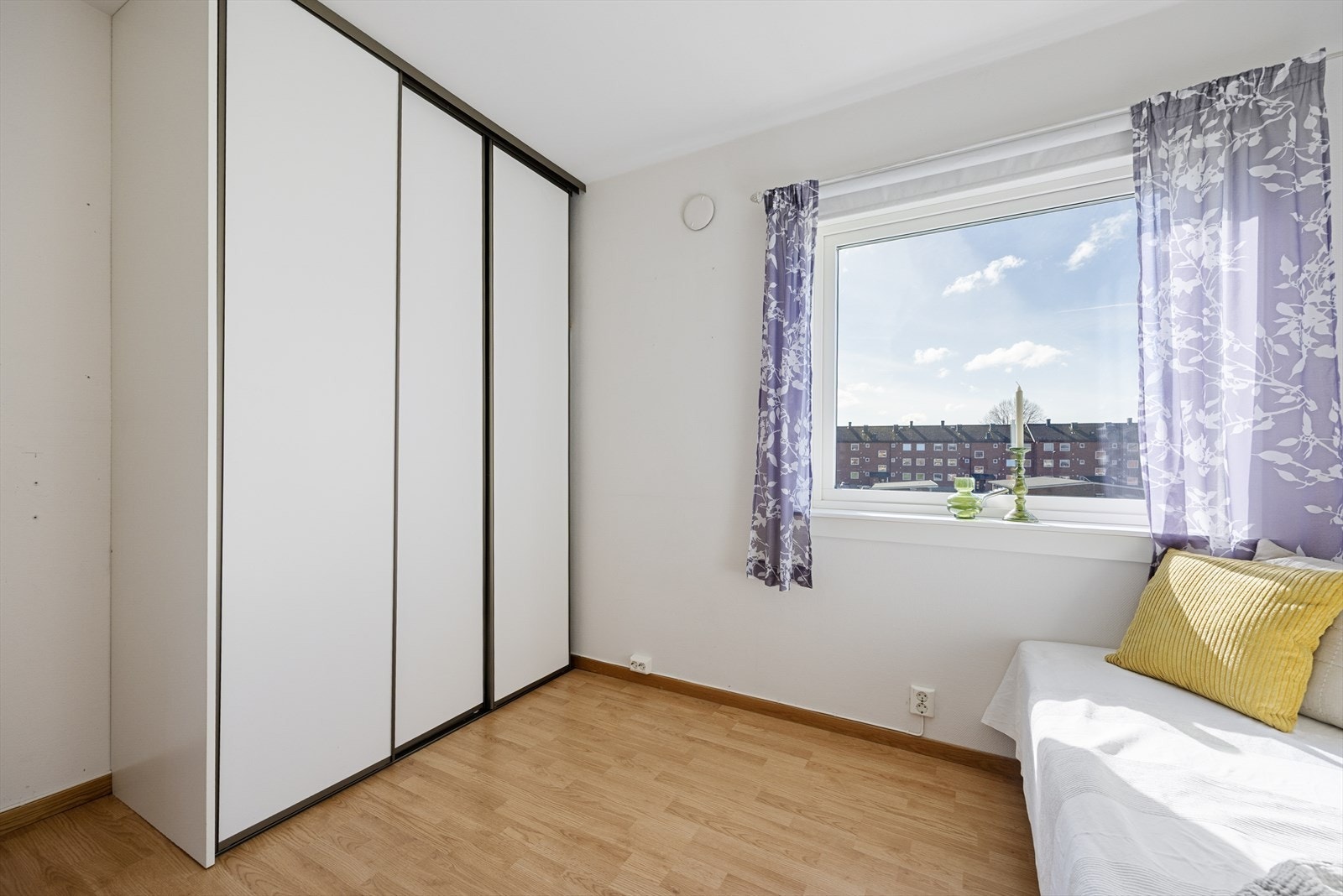Leiligheten har tre soverom. Hovedsoverommet er av god størrelse og har adkomst fra leilighetens entré. Her er god plass til dobbeltseng og øvrig soveromsmøblement samt garderobeskap. Galleribilde