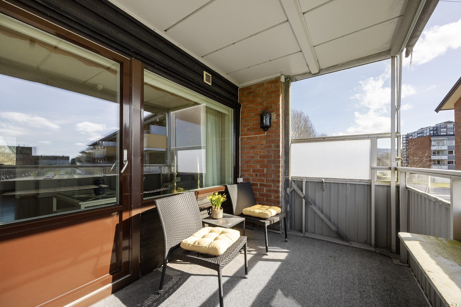 Fra stuen er det utgang til en romslig og delvis overbygget balkong, med gode solforhold og hyggelig utsikt over nærområdet! Her er det fin plass til utemøbler, samt er det montert vindskjerming på sidene og markise for solskjerming. Galleribilde