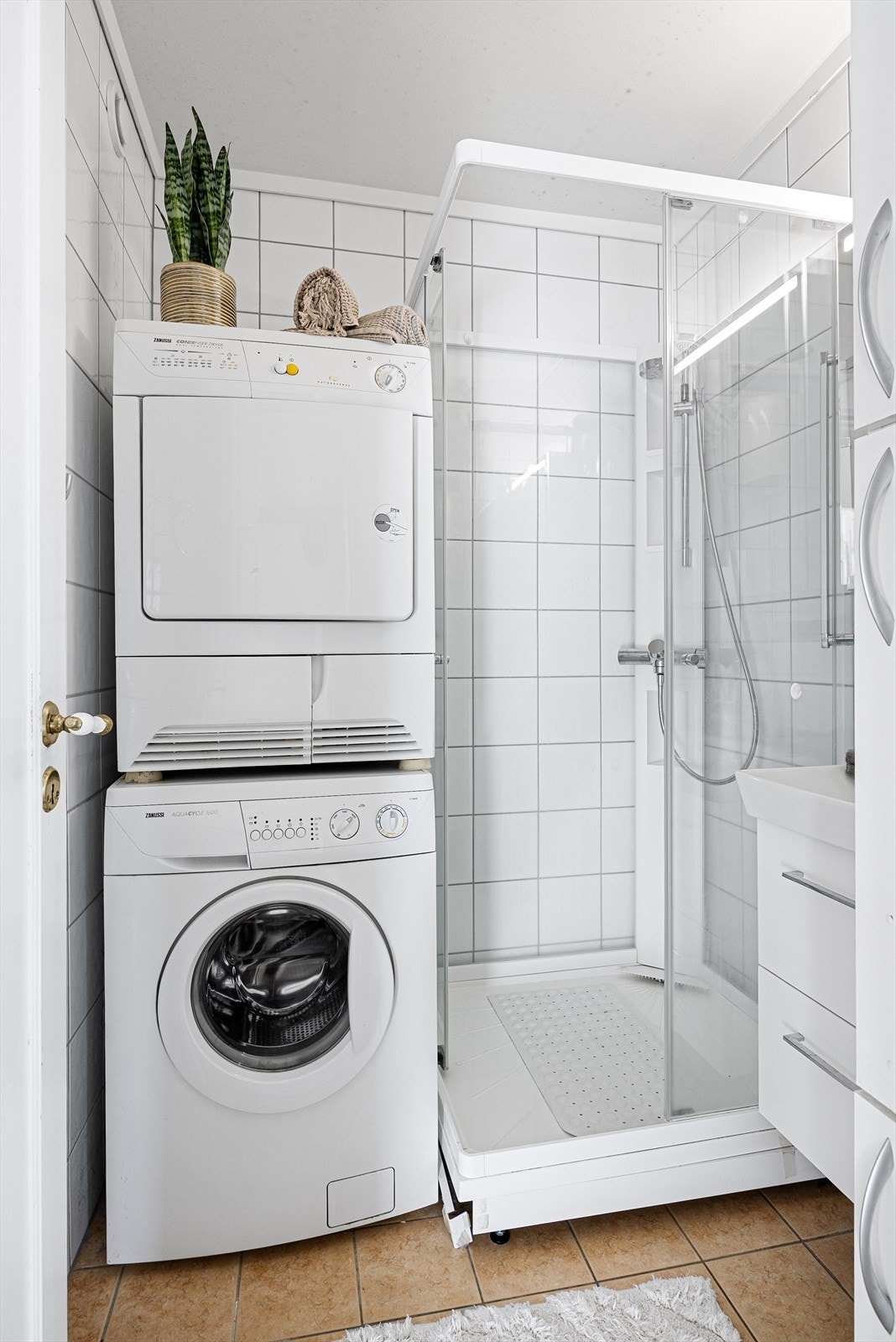 Lyst og pent bad med varmekabler i gulv, lys innredning med heldekkende servant samt speil med overlys og el-stikk. Galleribilde