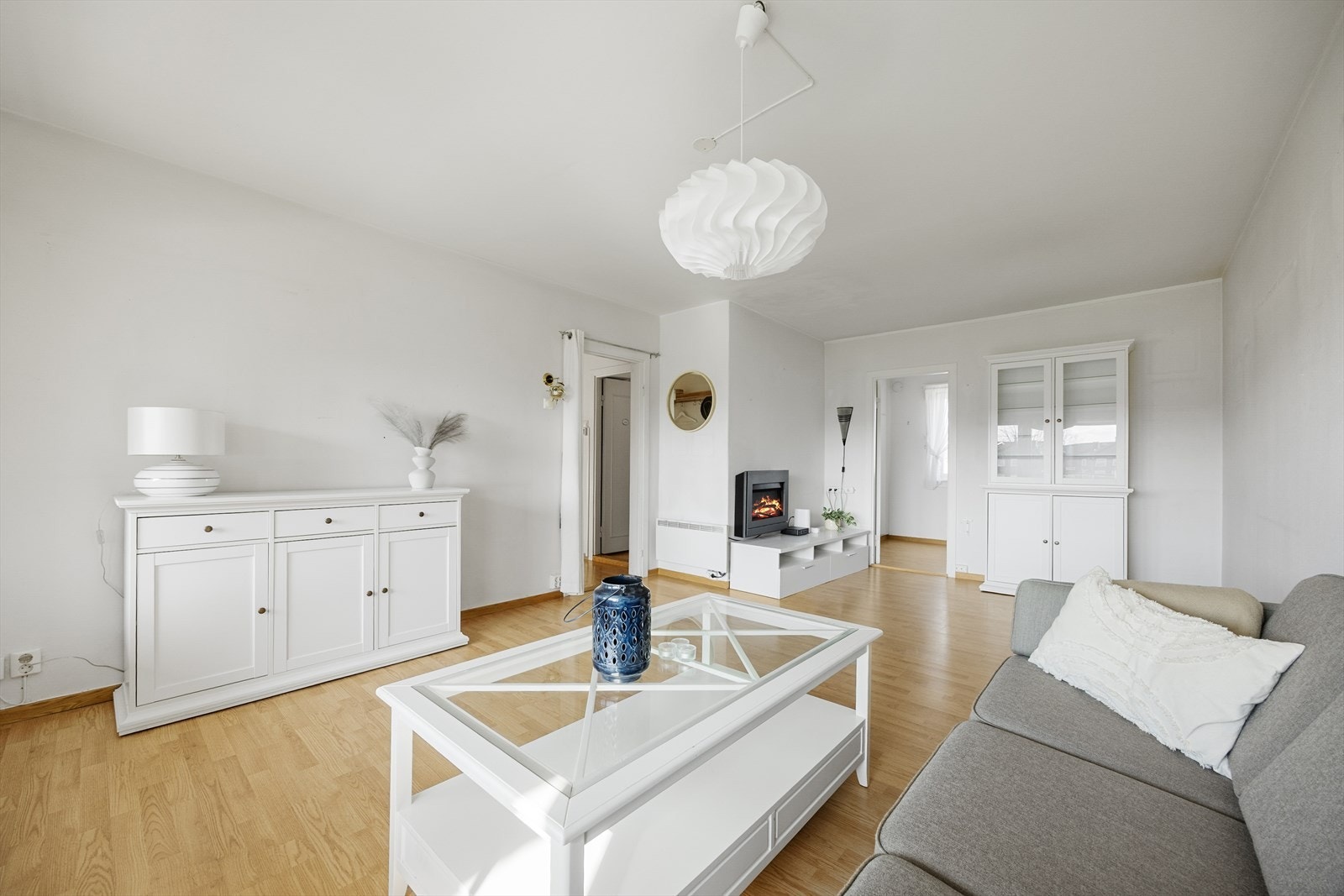 Stuevinduene slipper inn rikelig med naturlig lys, og romløsningen skaper fine soner for møblering Galleribilde