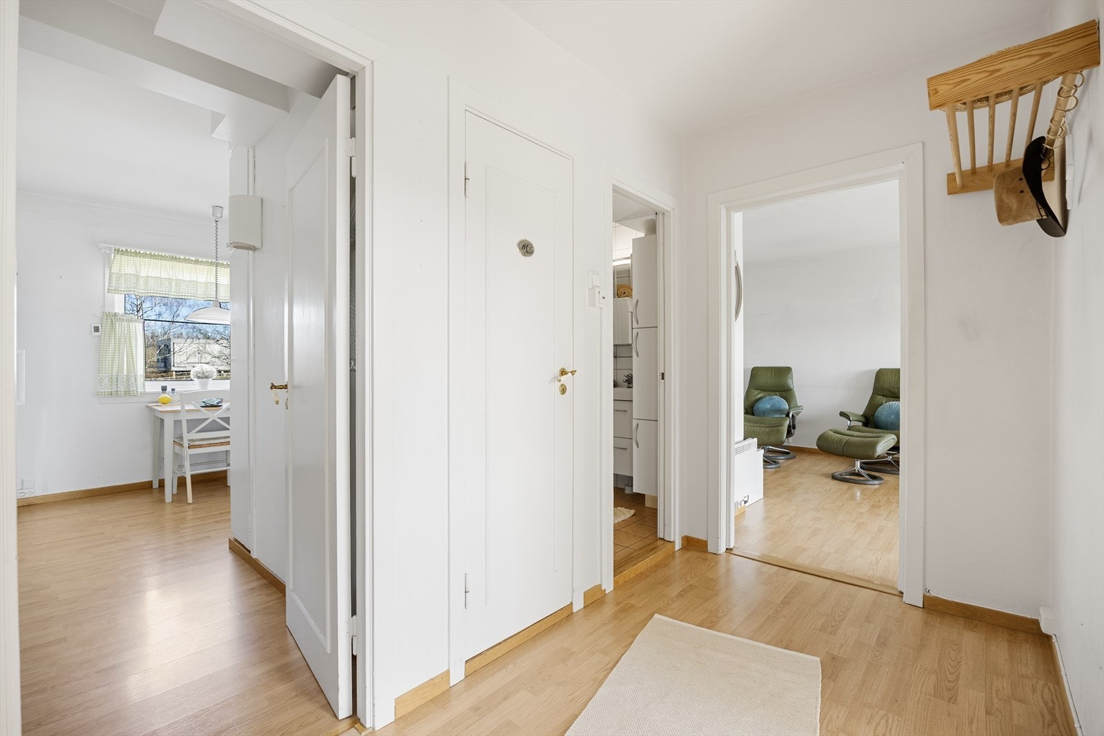 Leiligheten har separat bad og toalettrom, begge med tilgang fra entre. Galleribilde