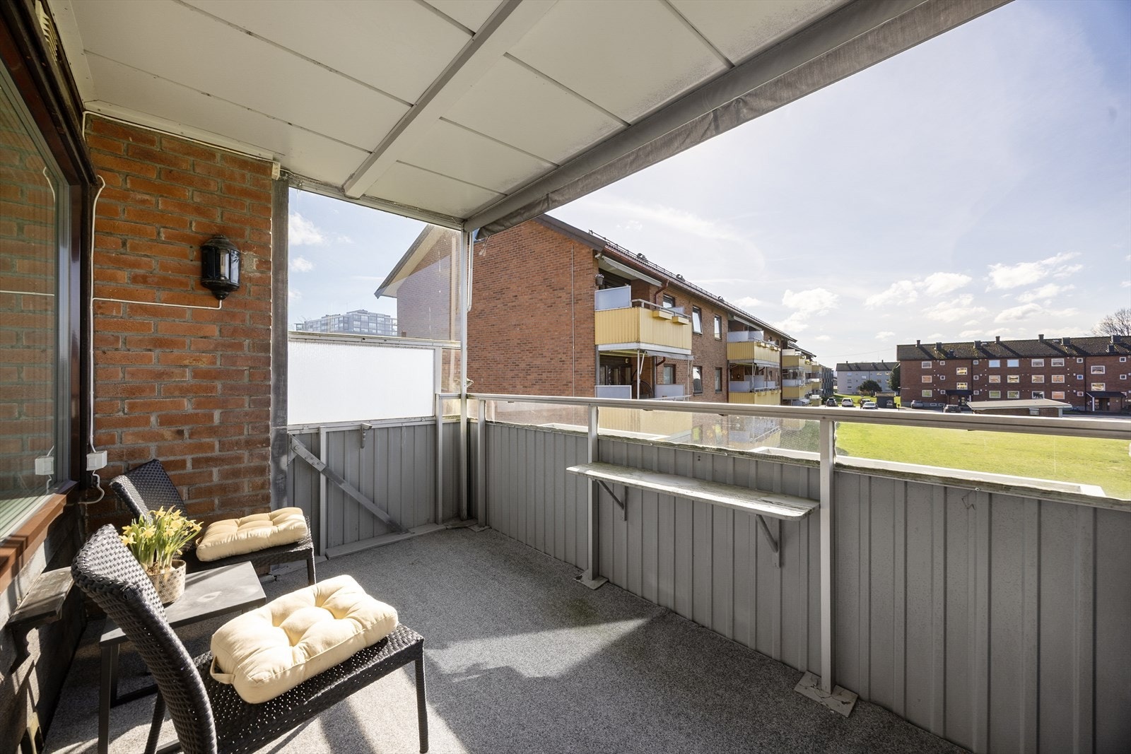 Deilig balkong med fin utsikt over nærområdet! Galleribilde
