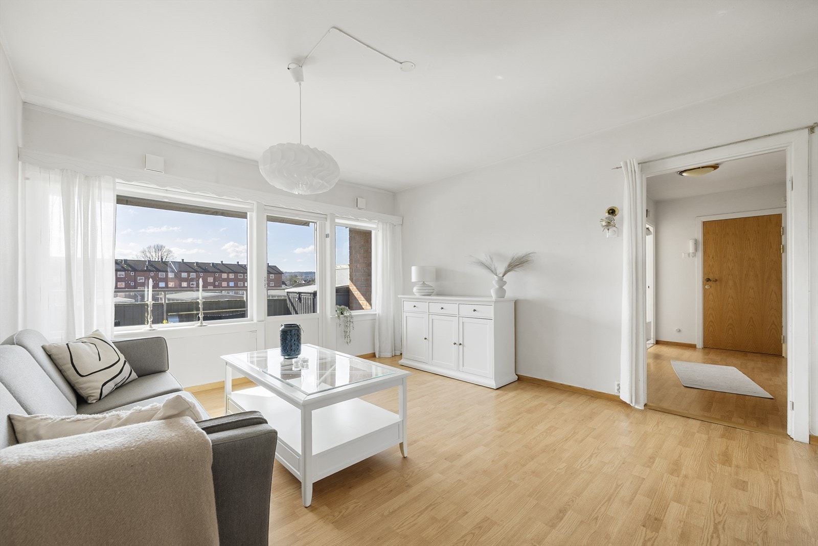 EiendomsMegler 1 v/ Mette Krokås Selander presenterer Olea Crøgers veg 16D! Innbydende og romslig stue med store vindusflater og utgang til romslig balkong Galleribilde