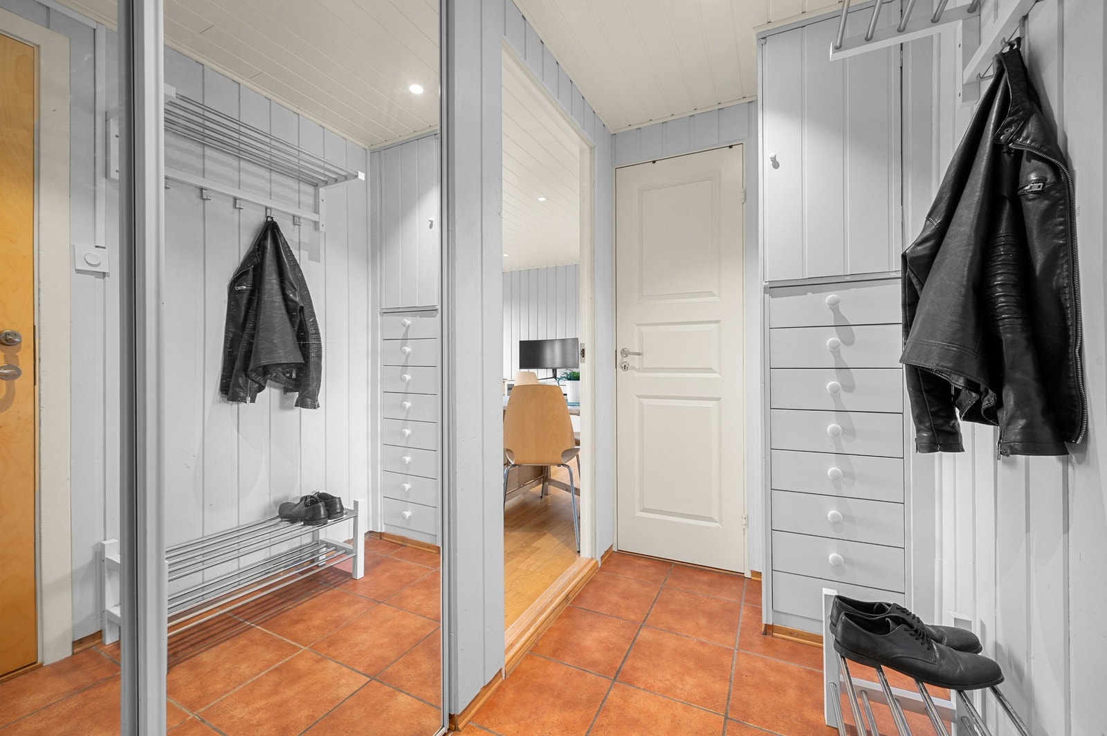 Innbydende entré med garderobe og speiloverflater som får rommet til å fremstå større. Galleribilde